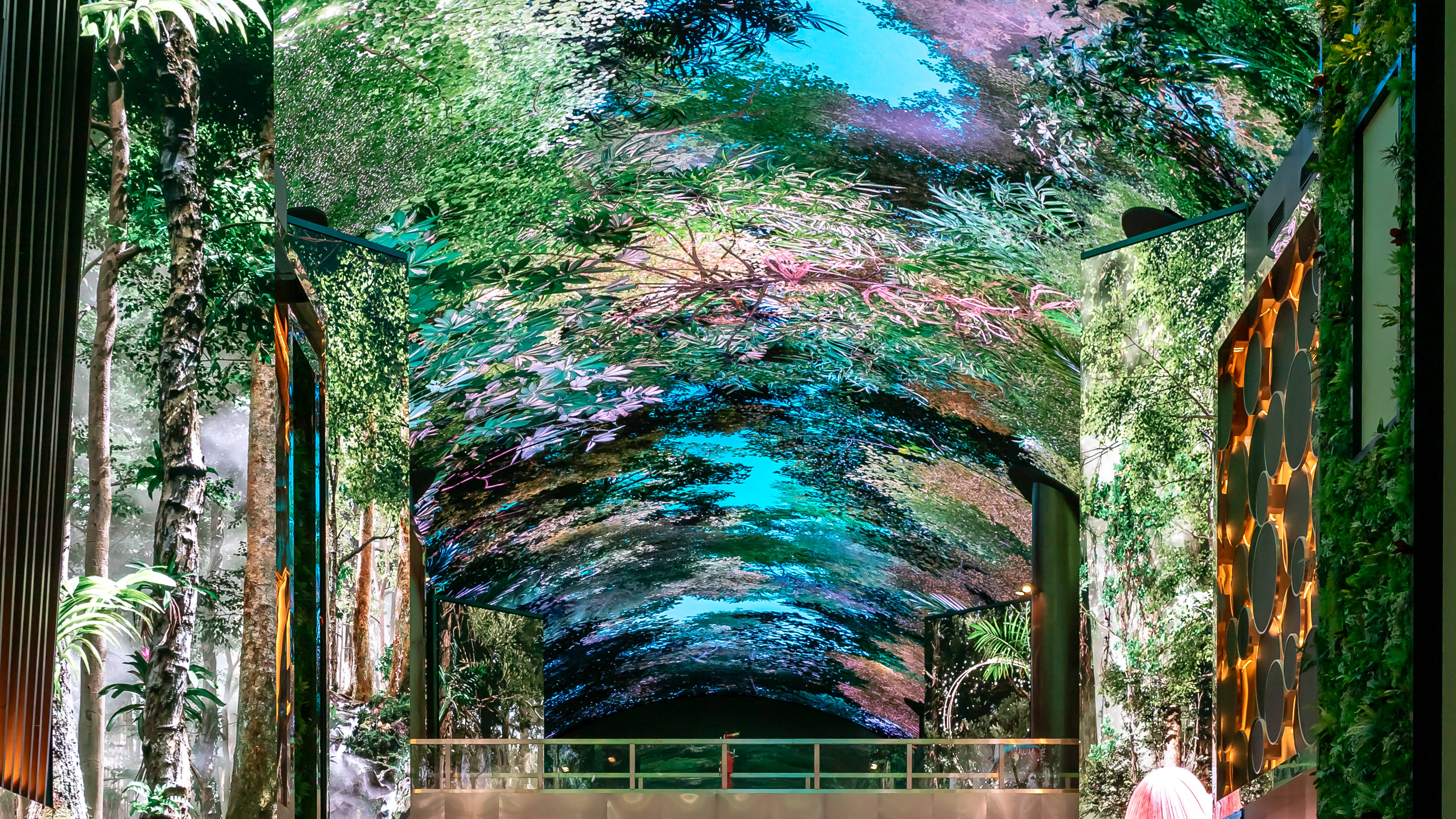 숲을 묘사한 다채로운 장면이 있는 내부 복도