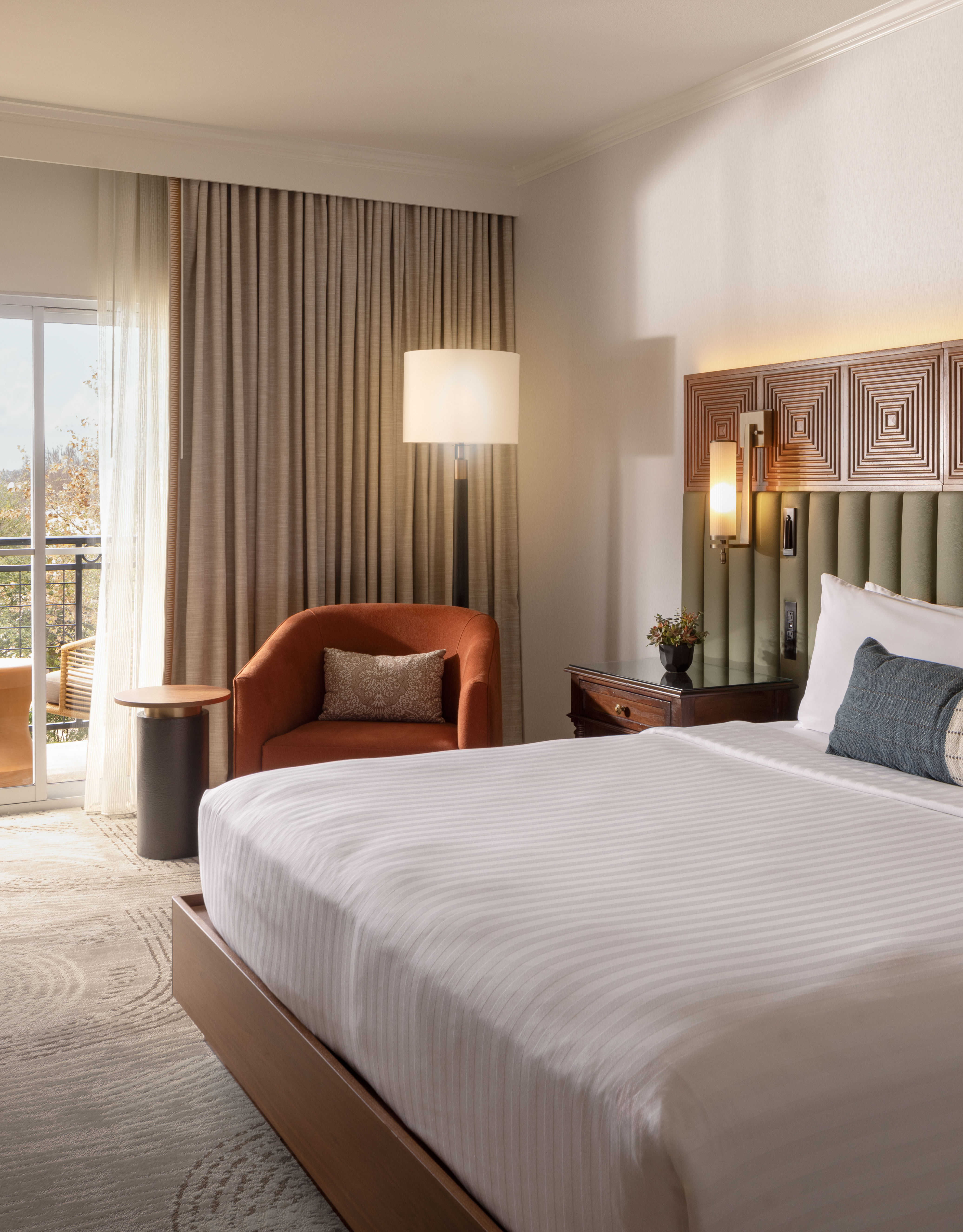 客房配有一张床、书桌、椅子和阳台