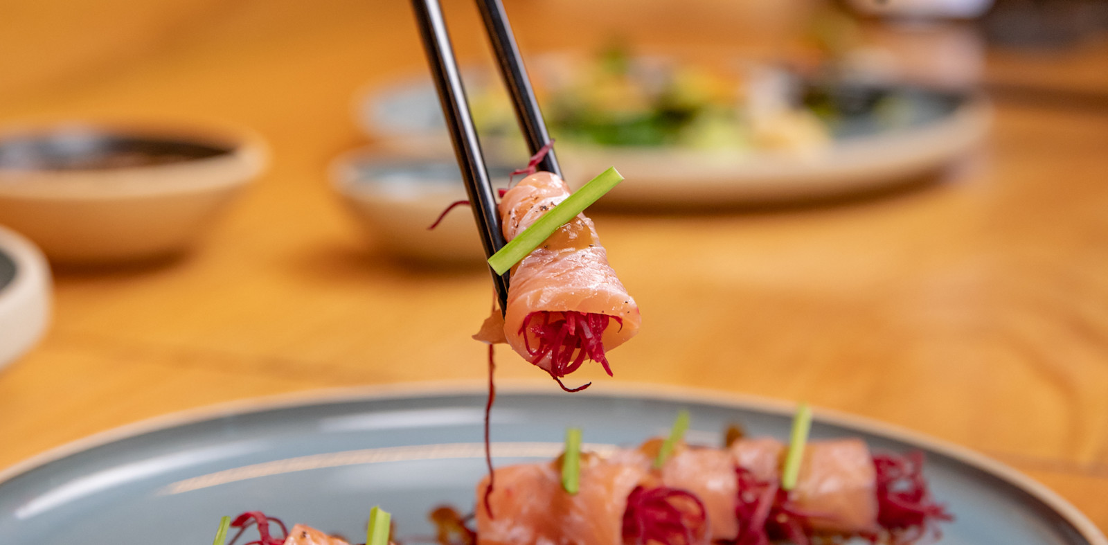 Femeie cu Sushi la un restaurant Ukai