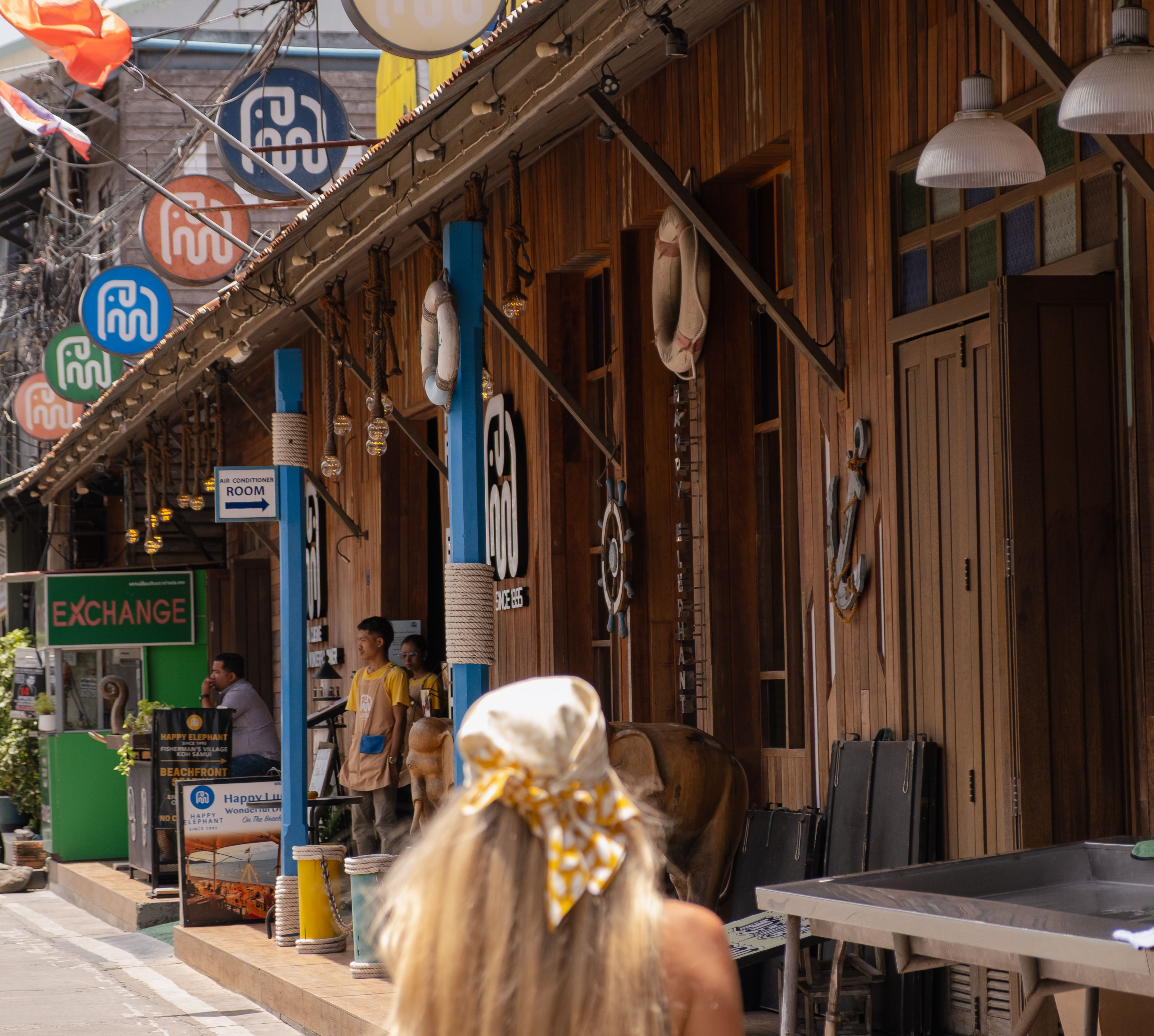Frau spazieren in den Straßen Thailands