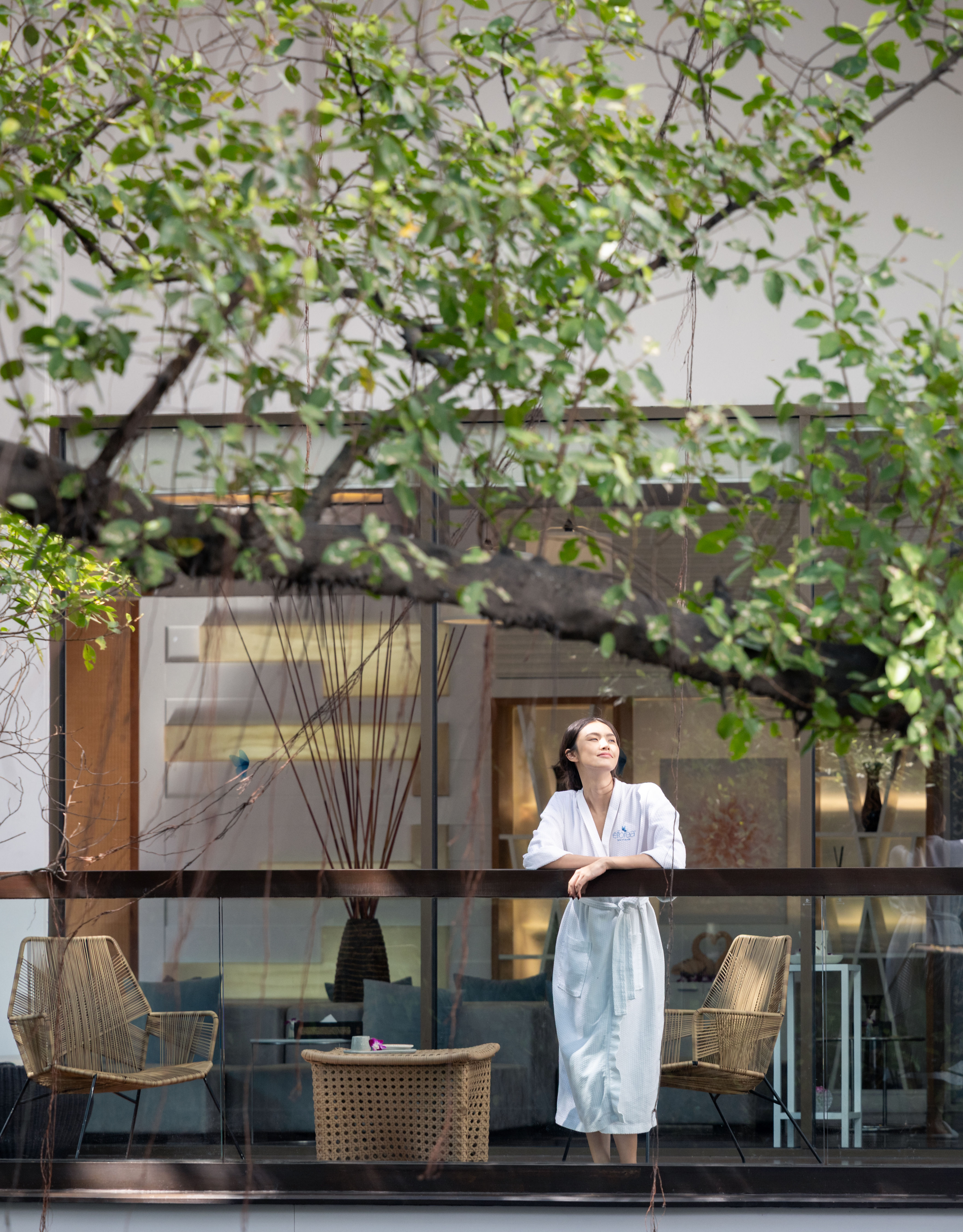 Femme profitant de la vue depuis le spa eforea