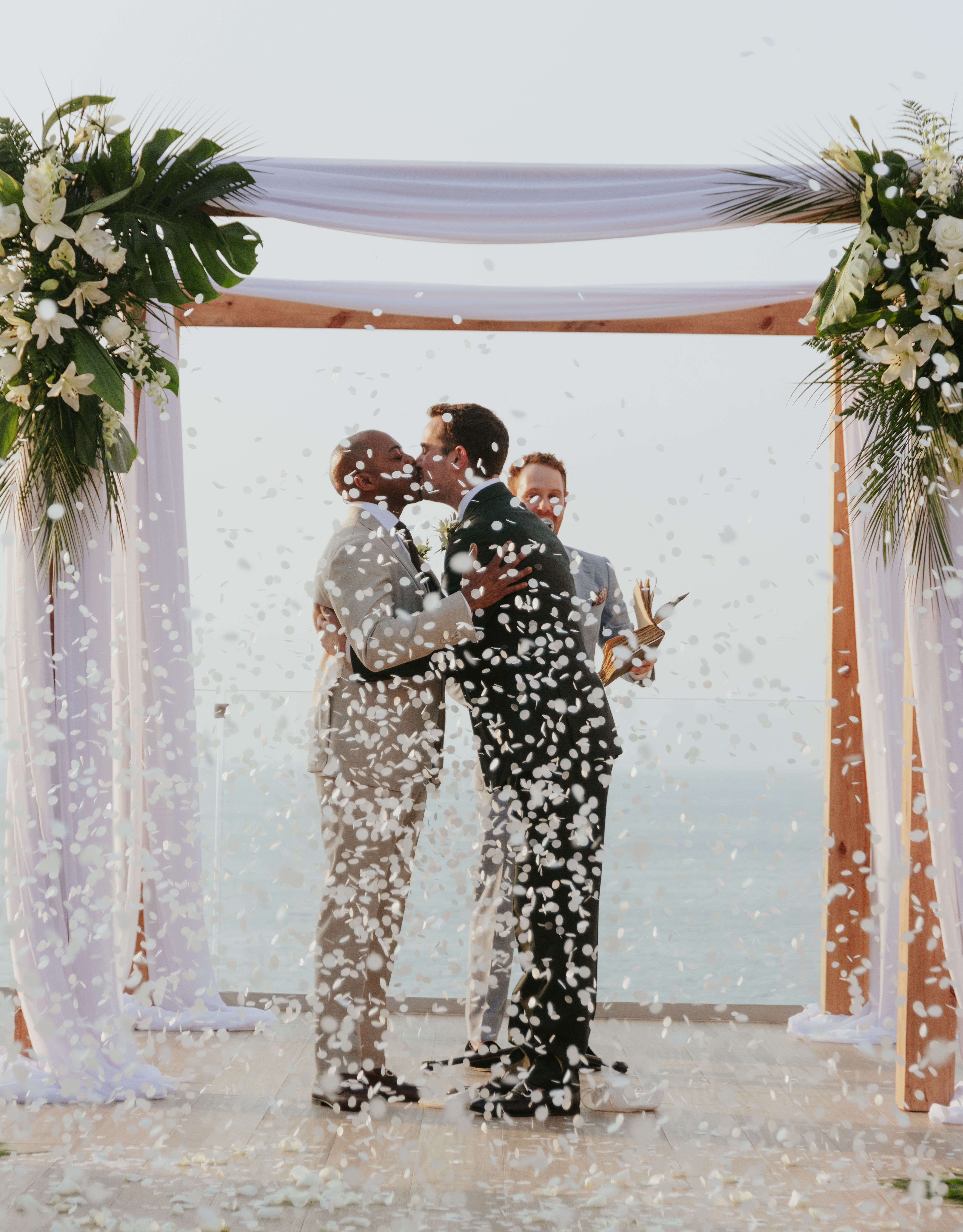 Skybar para bodas, hombres que se casan con invitados celebrando