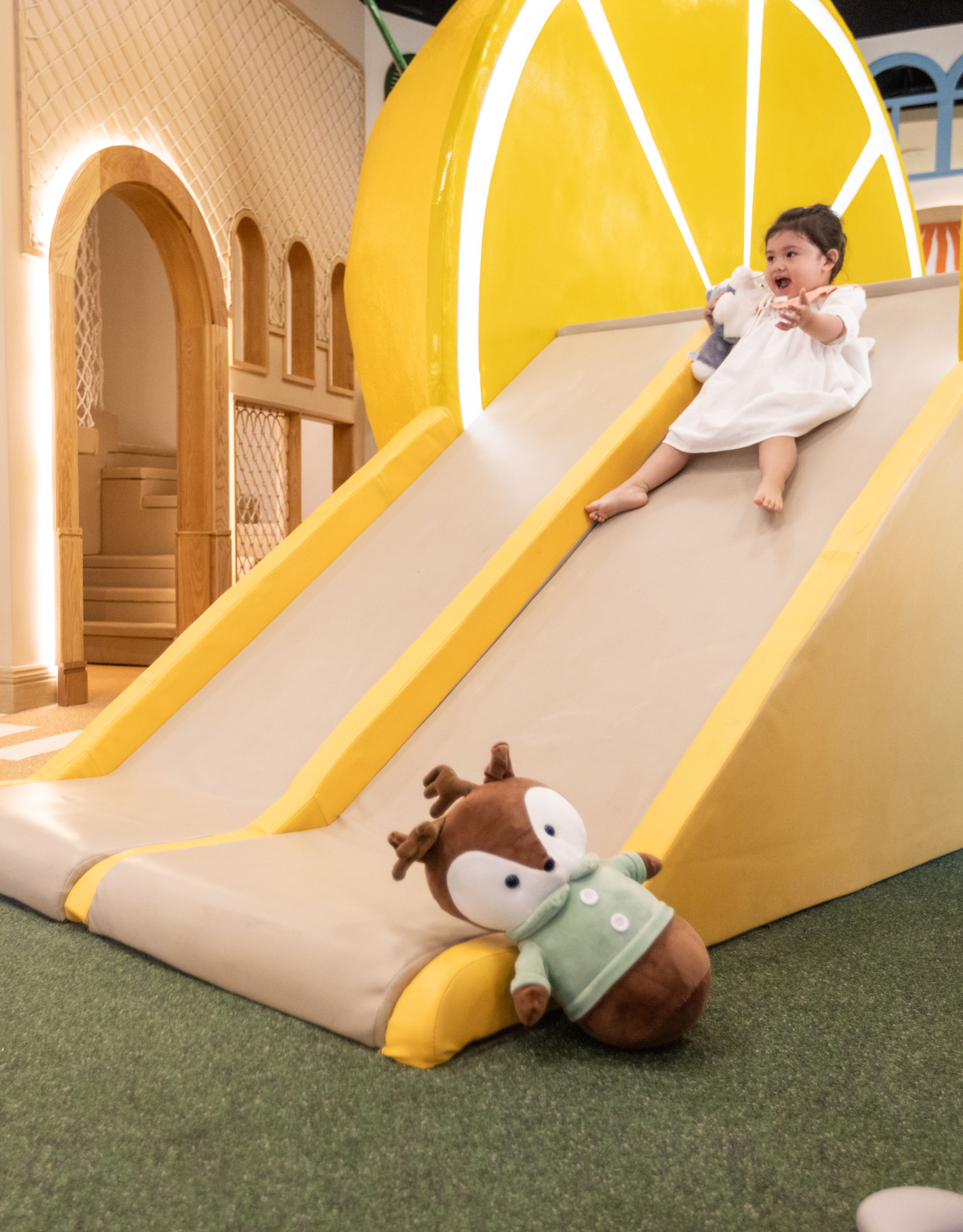 Anak-anak bermain di atas slide