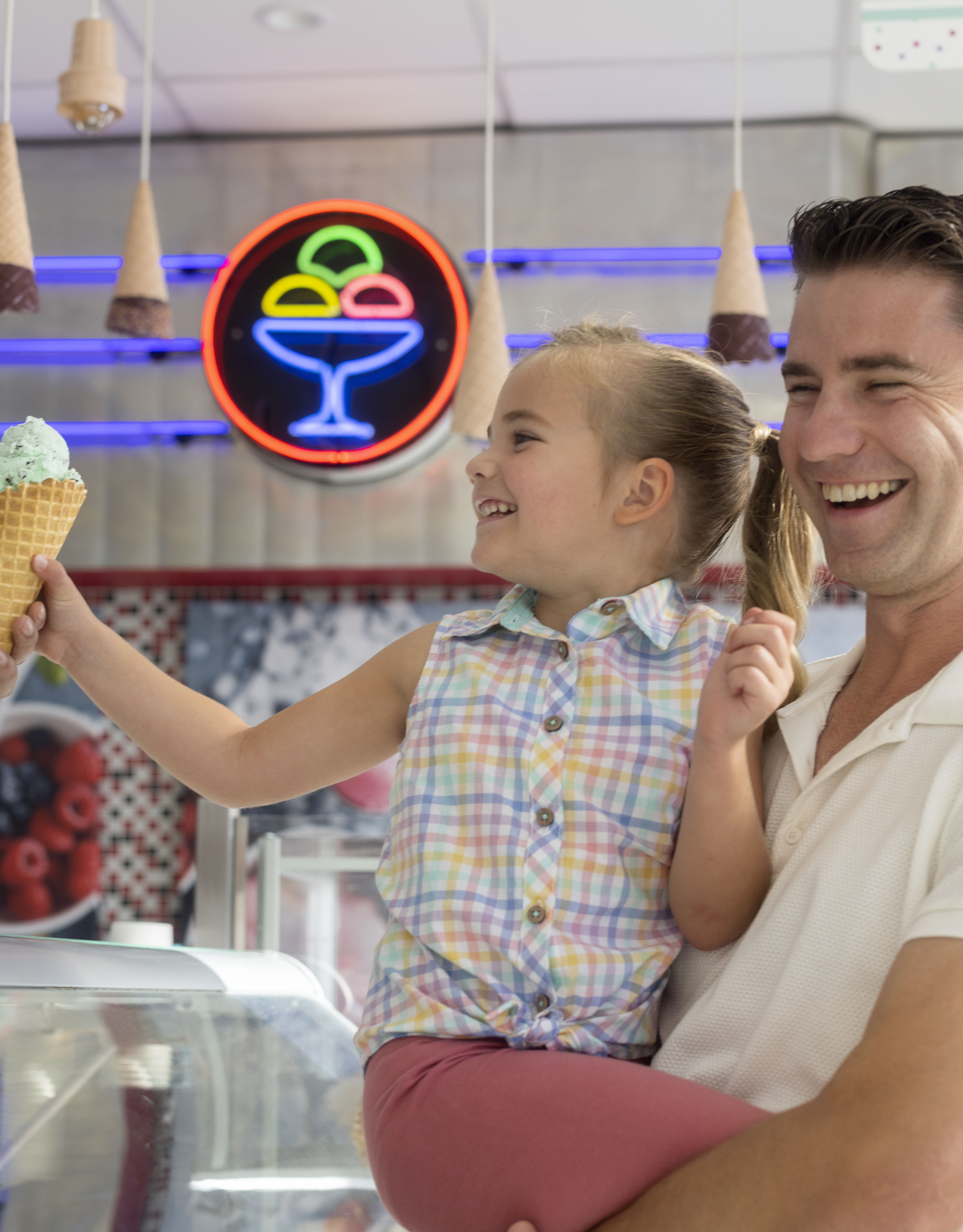 Père et fille savourant des glaces au Sundaes
