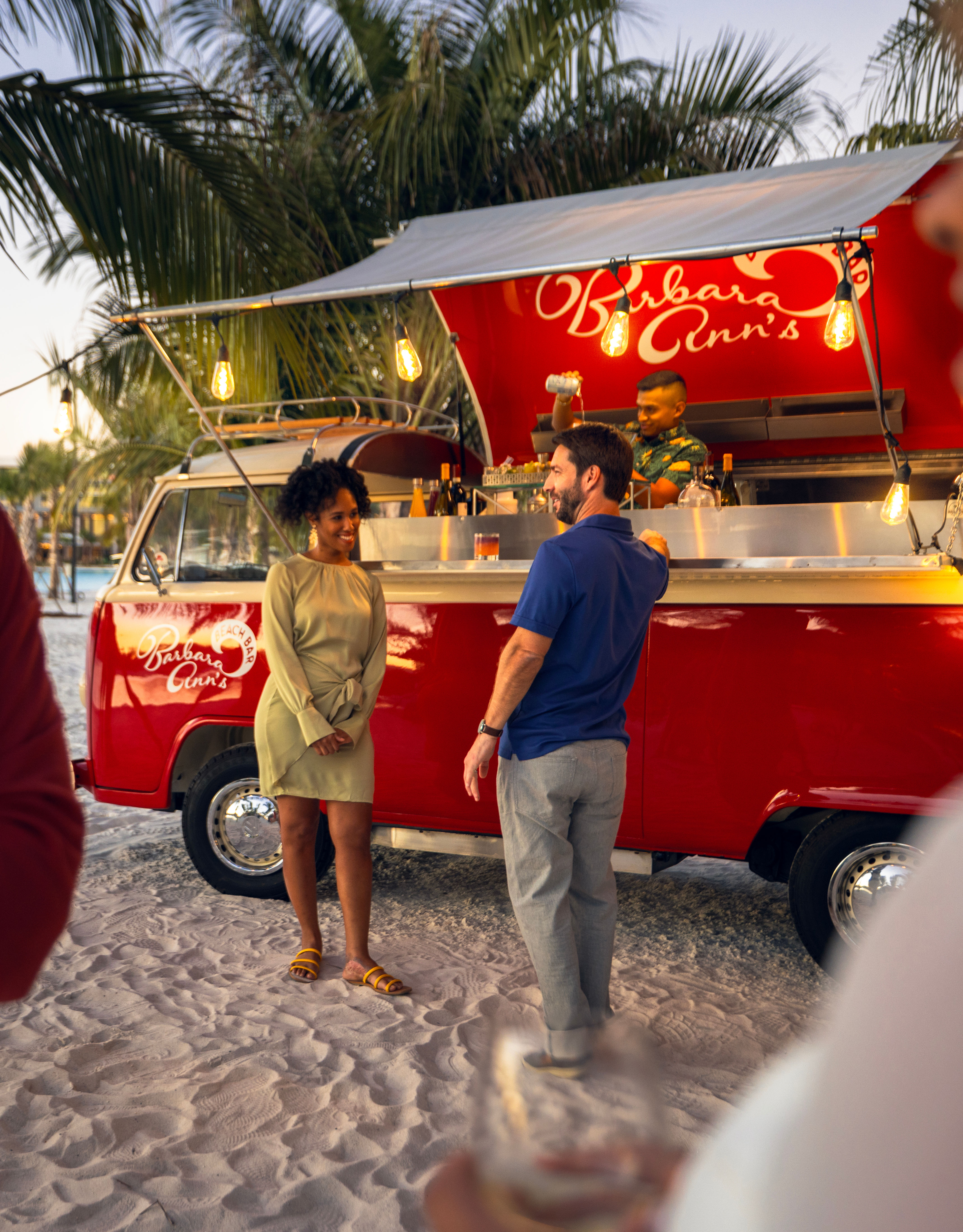 ワインを片手におしゃべりしながら微笑む女性