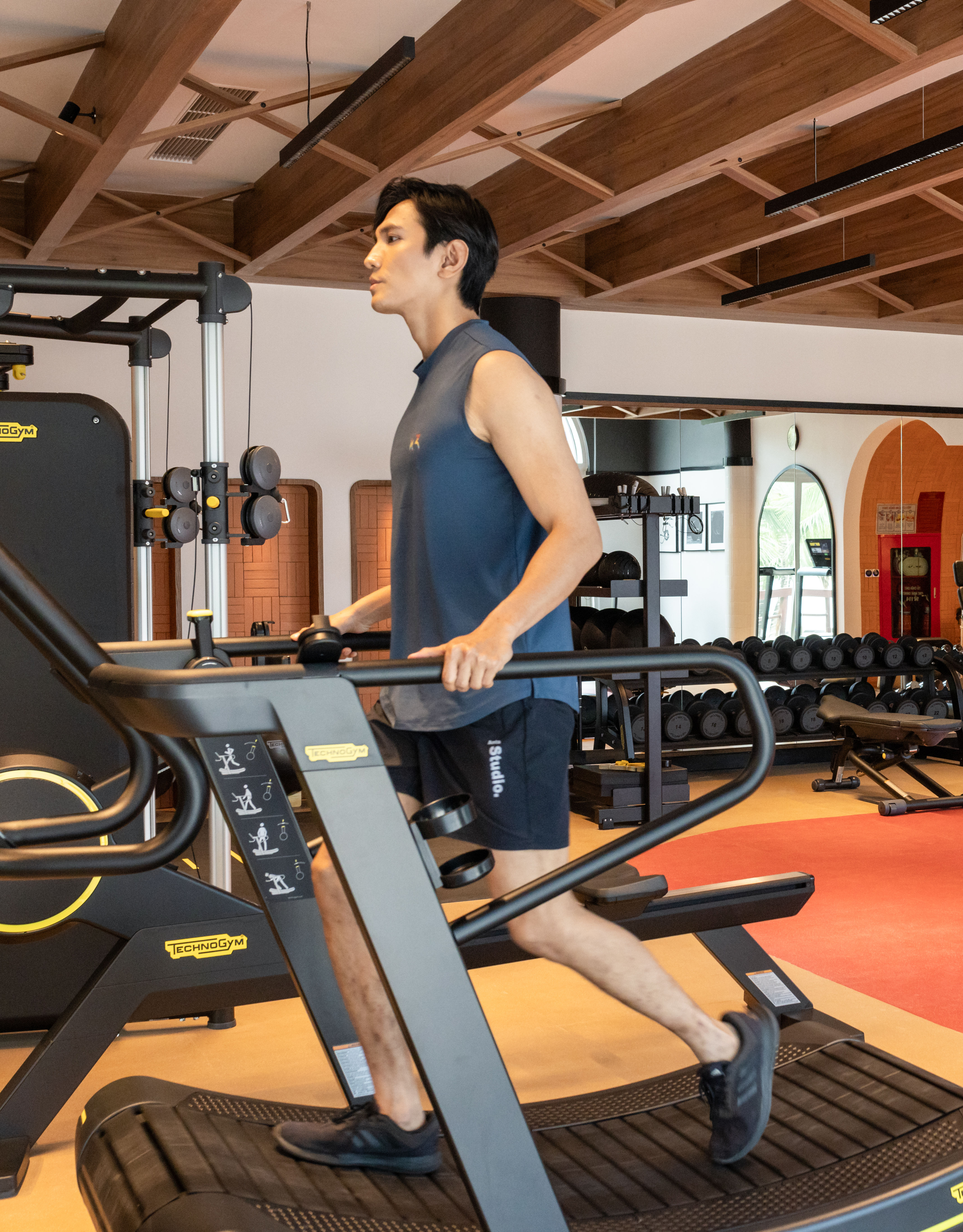 orang berolahraga di pusat kebugaran