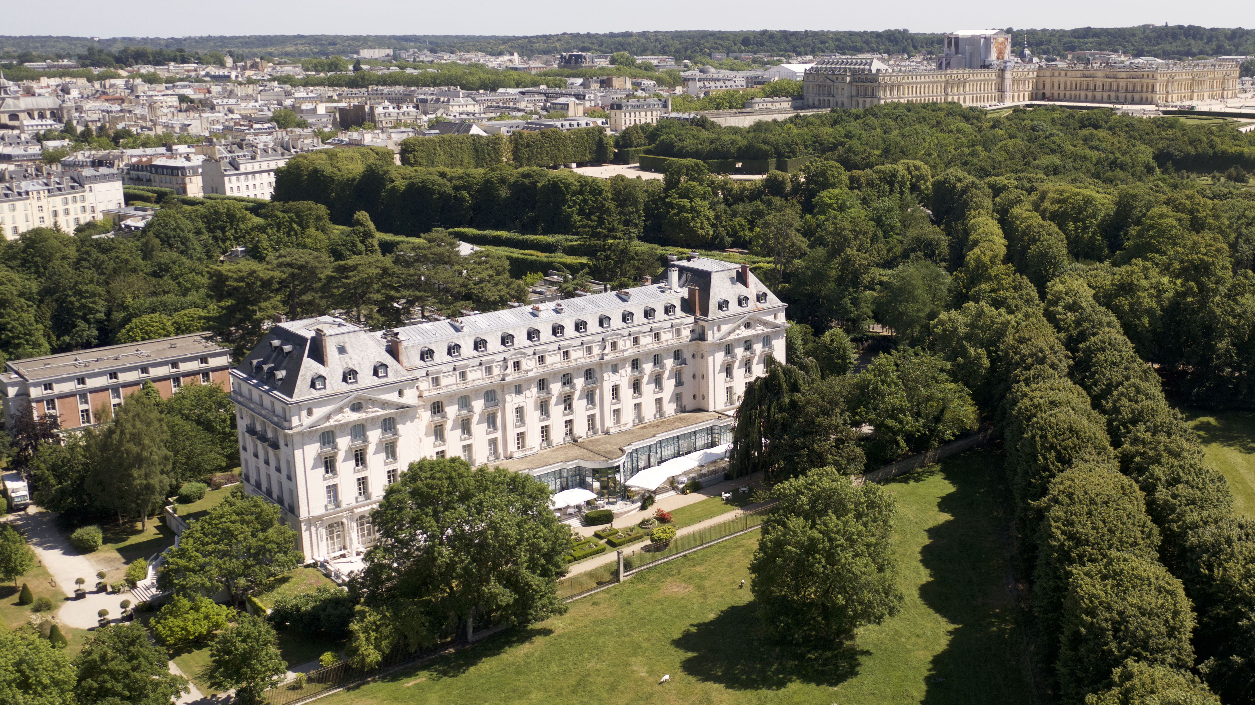 Hotel Exterior with View of Park
