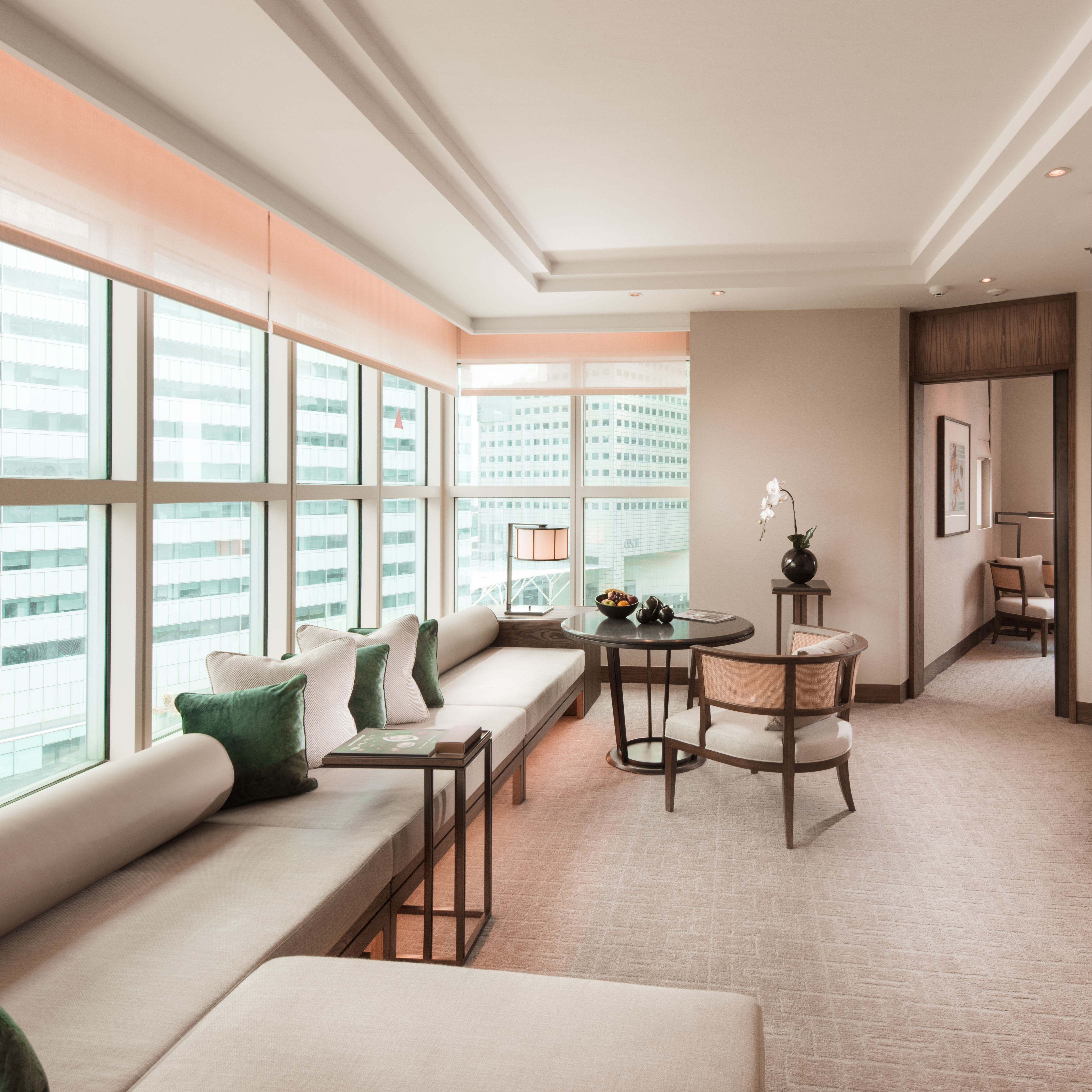 Centennial Suite – Wohnzimmer mit großen Fenstern und Sitzbereich