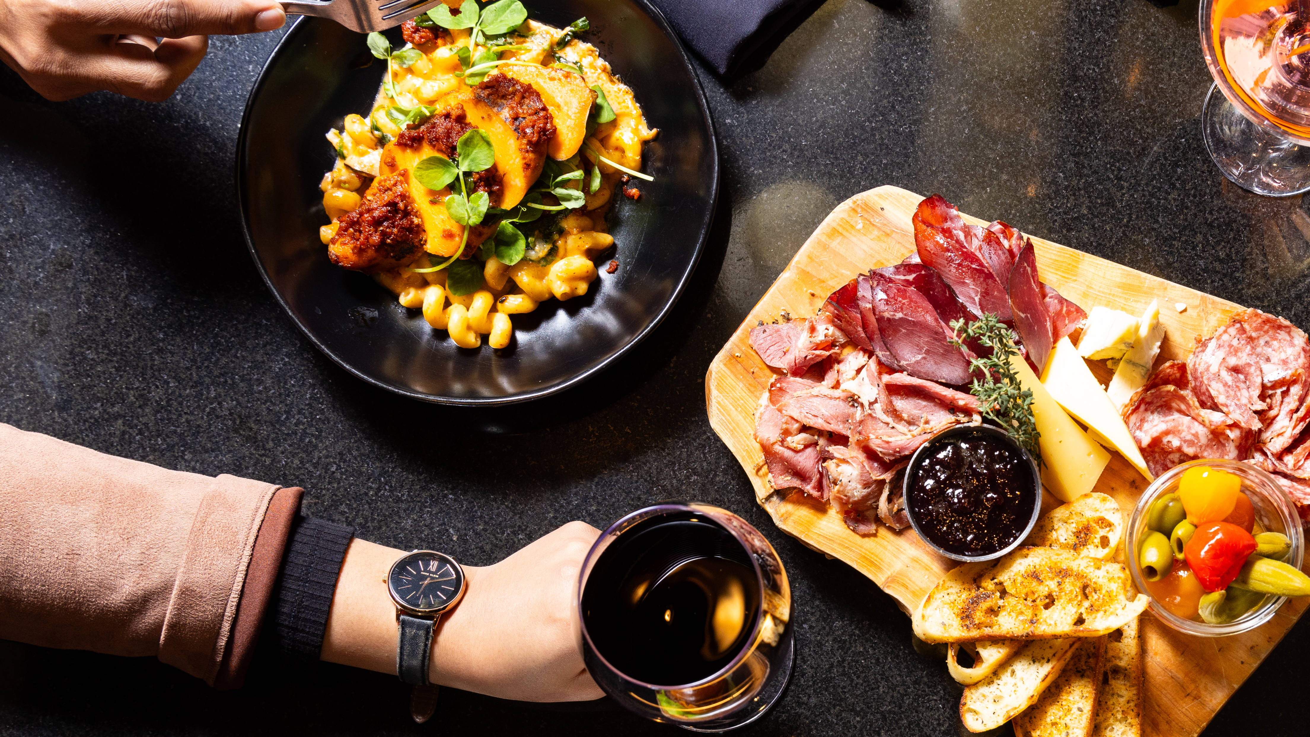 黒く並べられた複数の料理