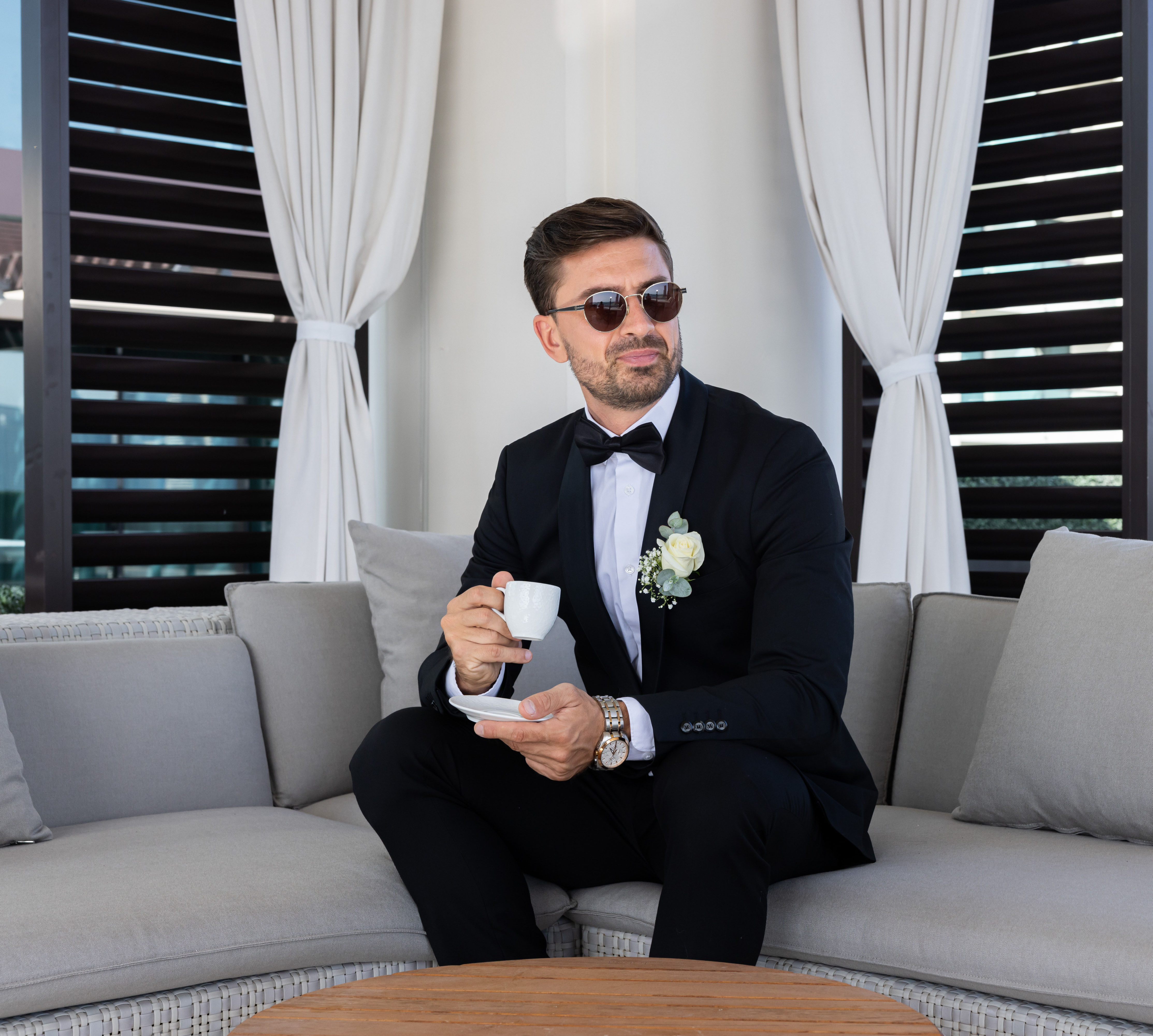 Begeleider drinkt koffie op de bank