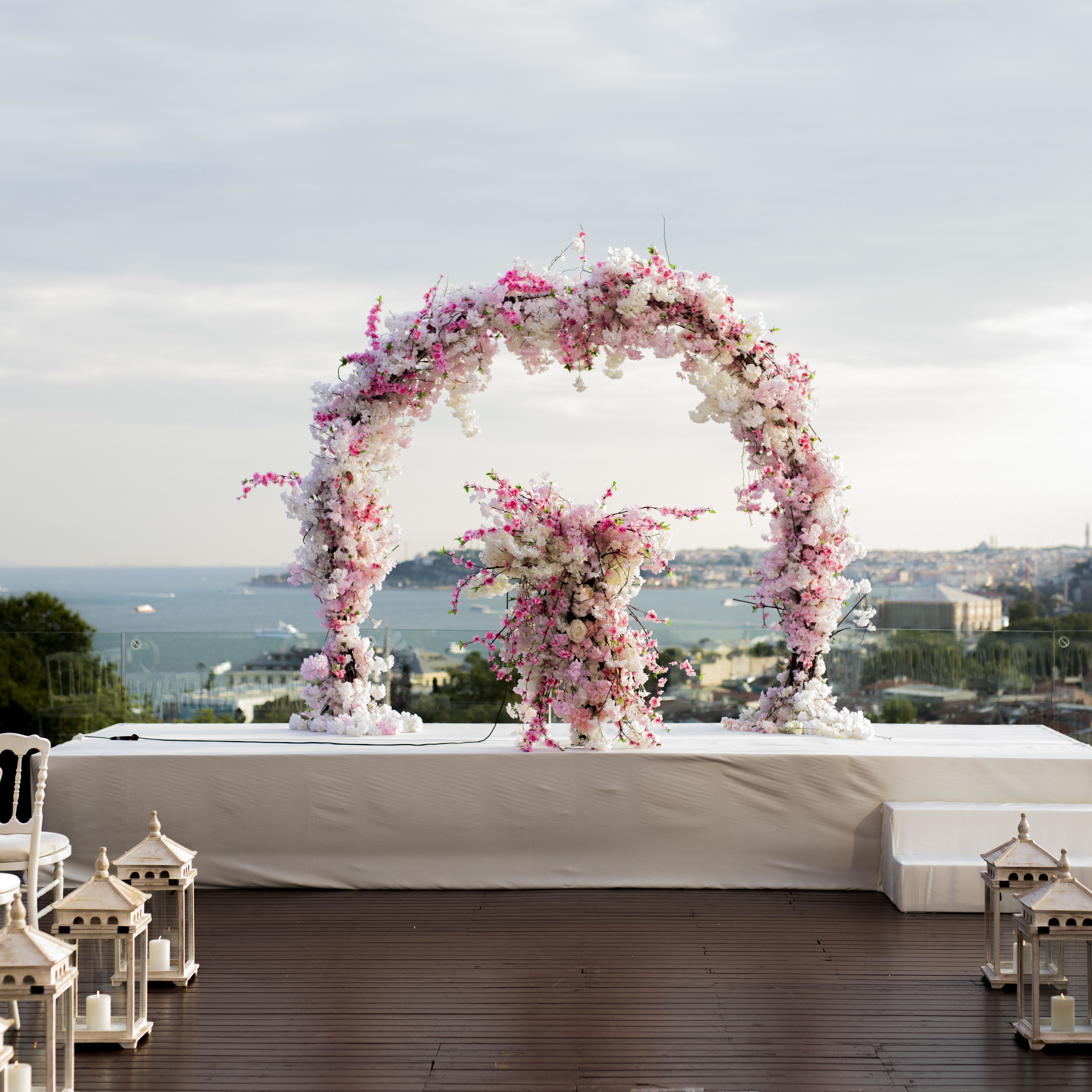 Hochzeitsfeier auf einer Terrasse mit Blick aufs Wasser