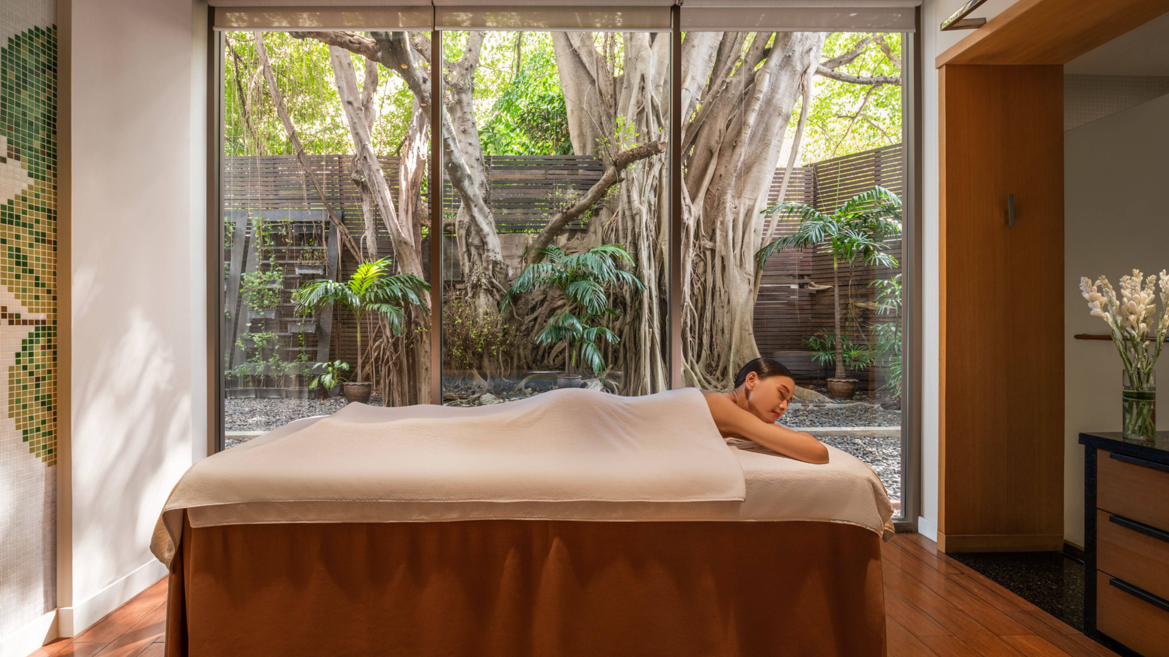 「エフォリア・スパ」のトリートメントルームの女性