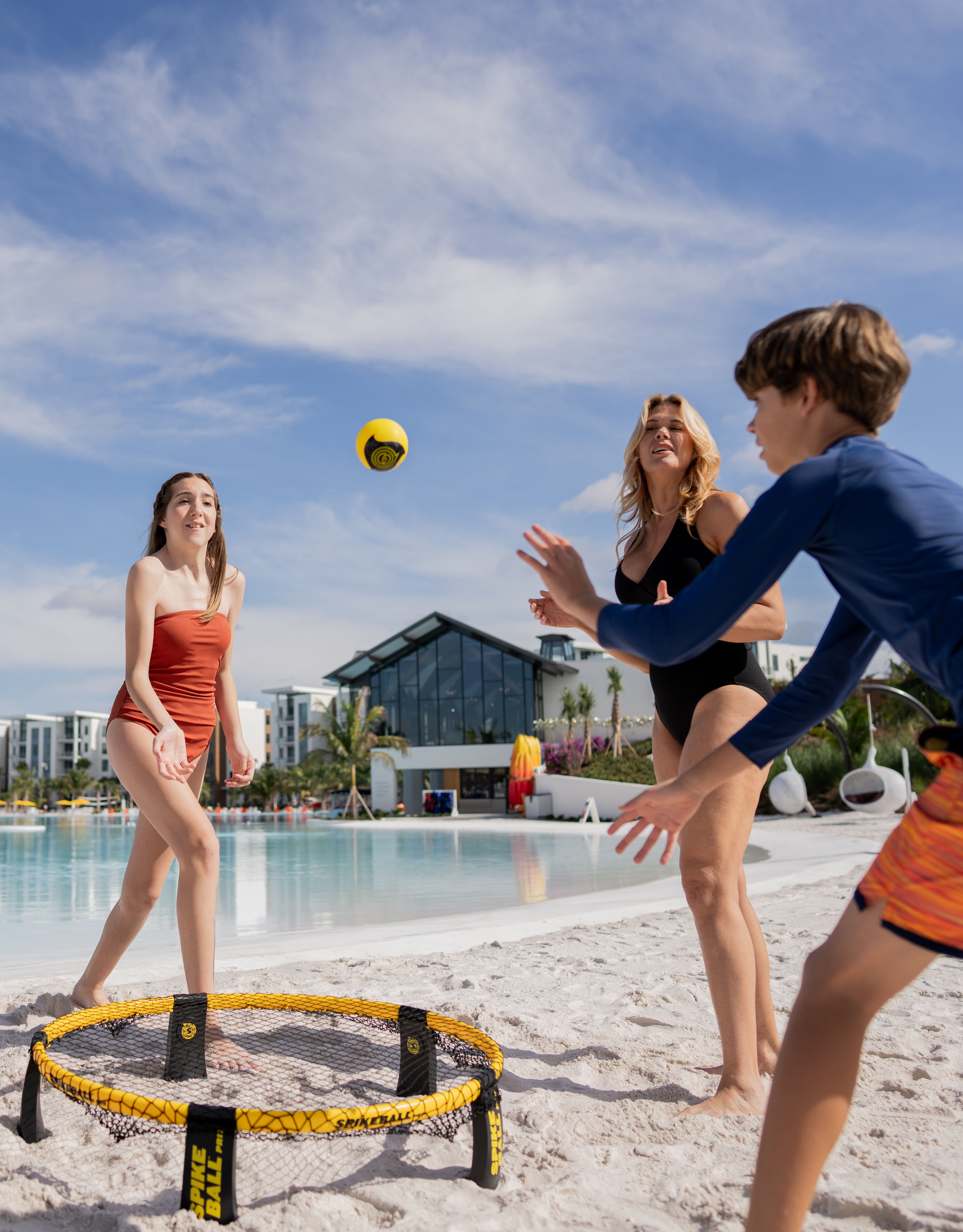 Gruppo di persone che giocano a palla sulla spiaggia