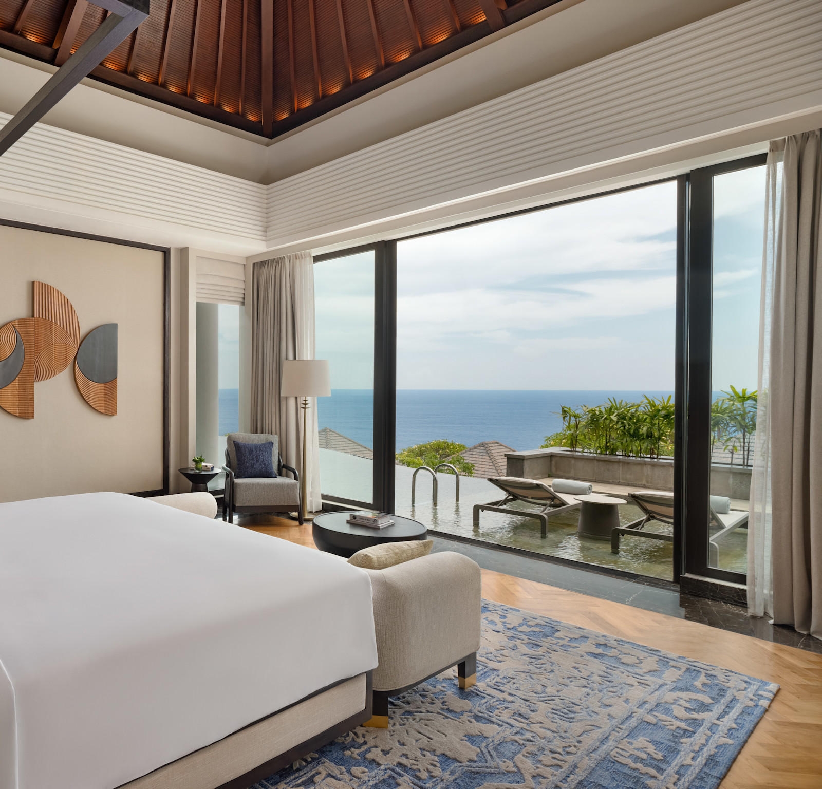 Suite Master Bedroom with Balcony and Ocean View