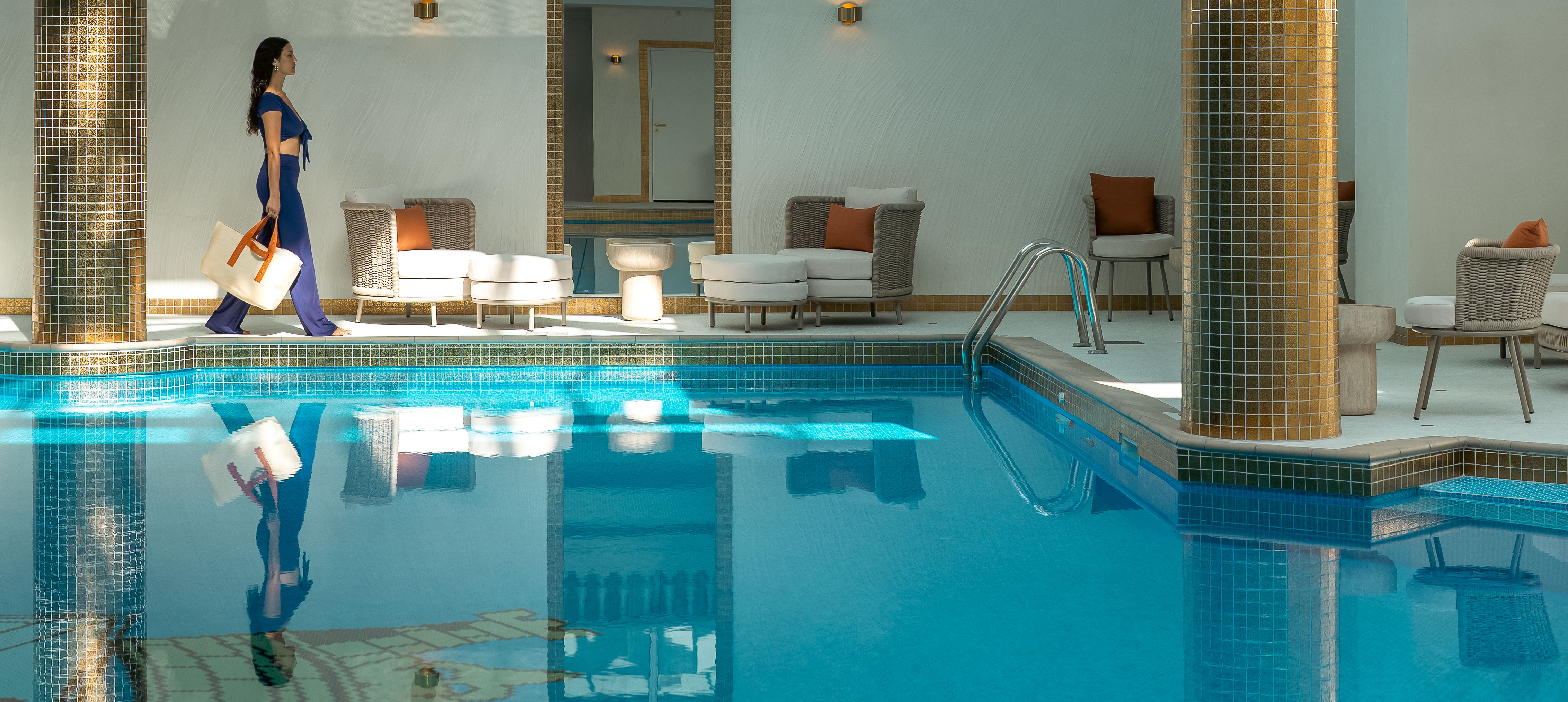 女士正在走進圓形泳池