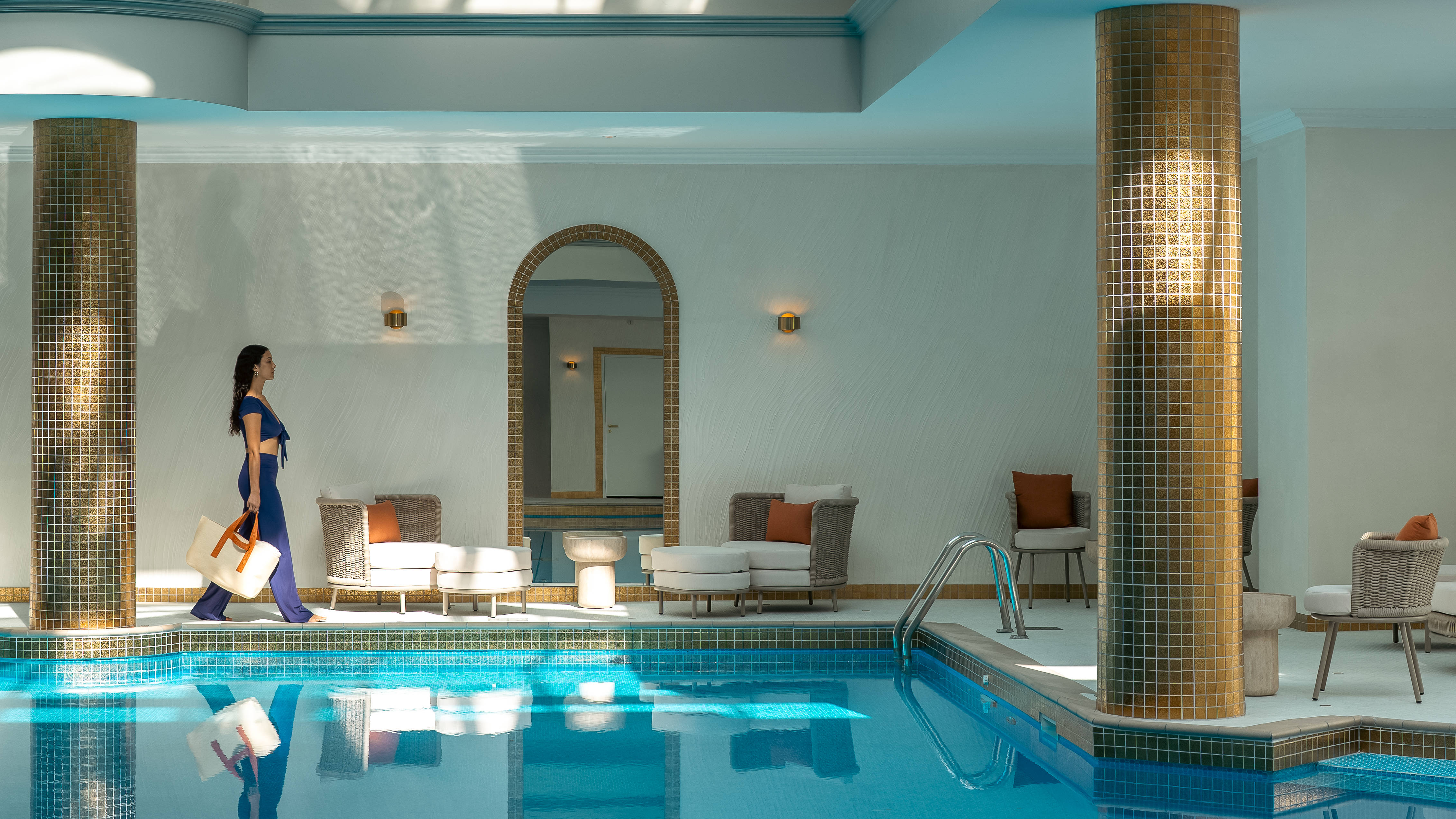 Frau, die einen runden Swimmingpool geht