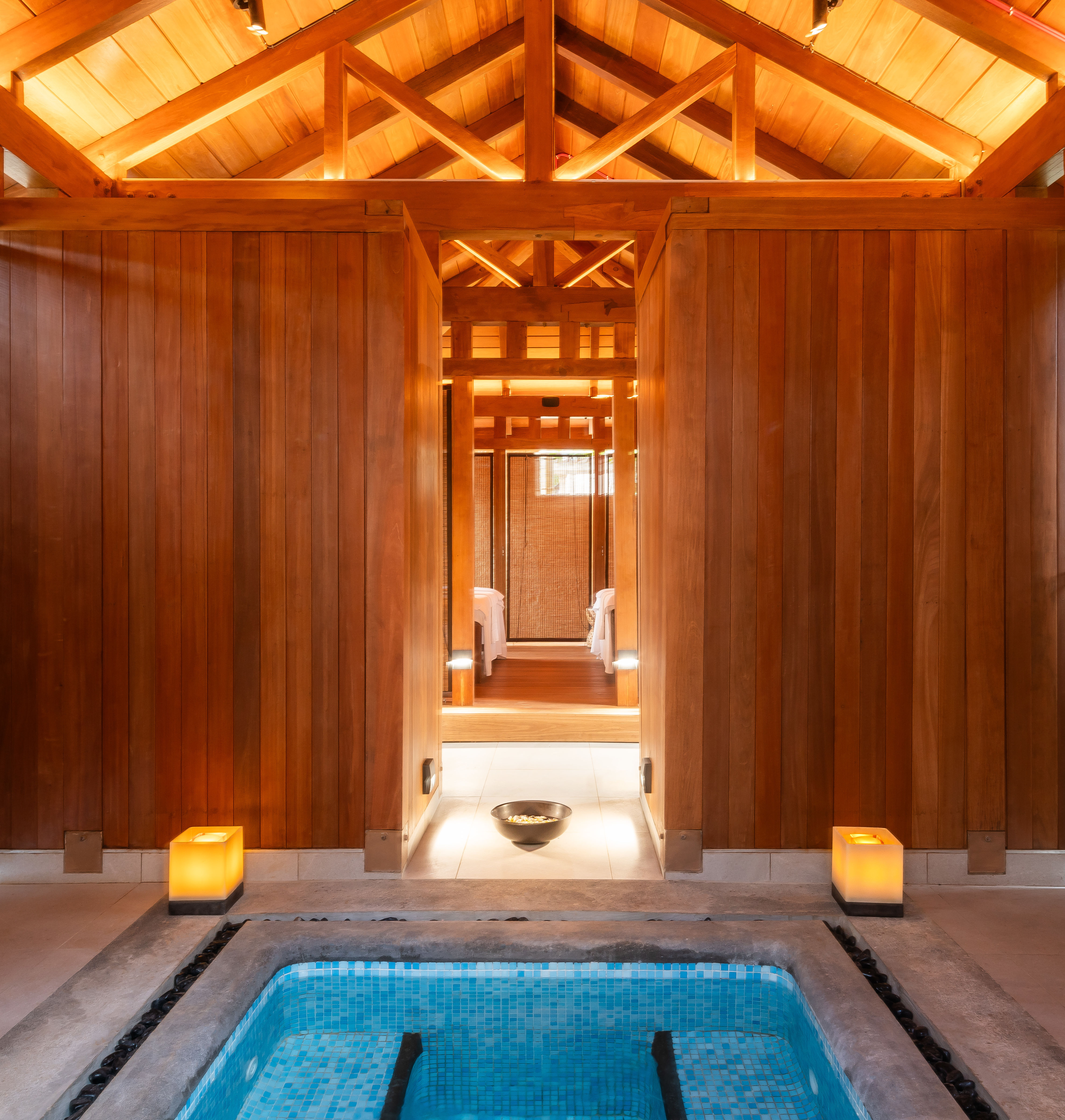 Espace spa avec piscine et lampes