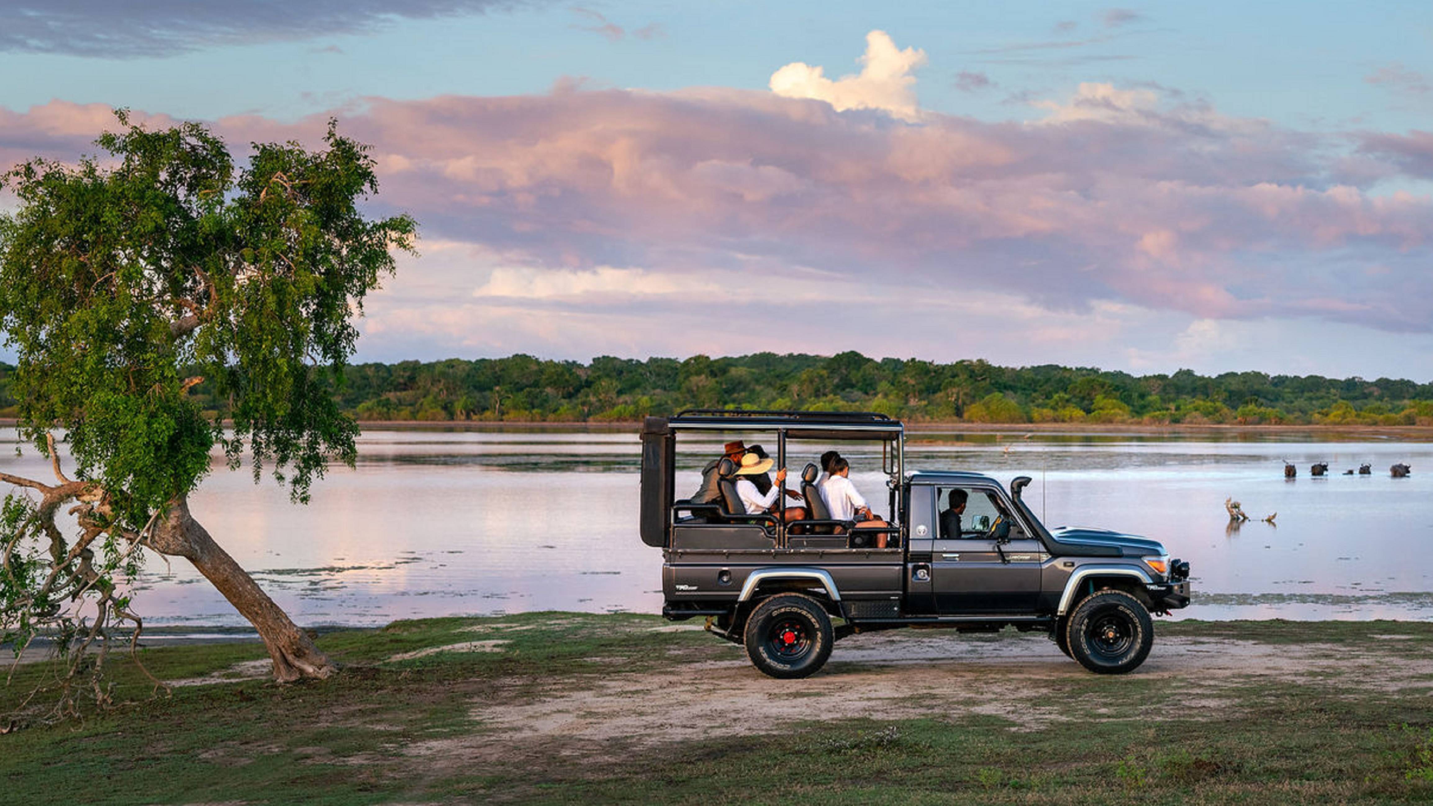 석호의 파노라마 전망을 감상할 수 있는 지프에 있는 사람들