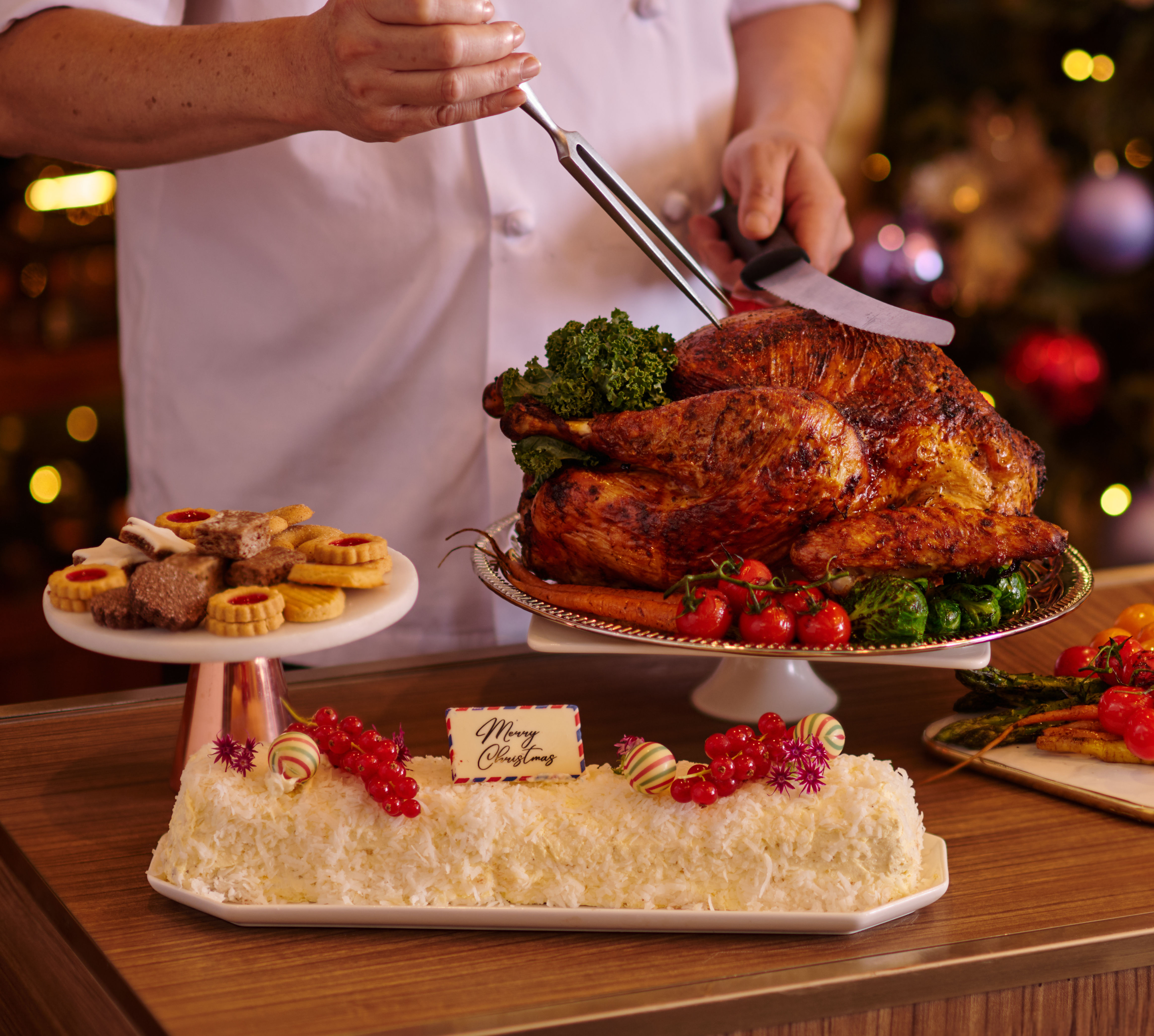 Dinde sur une table avec assiettes de nourriture et décoration de Noël