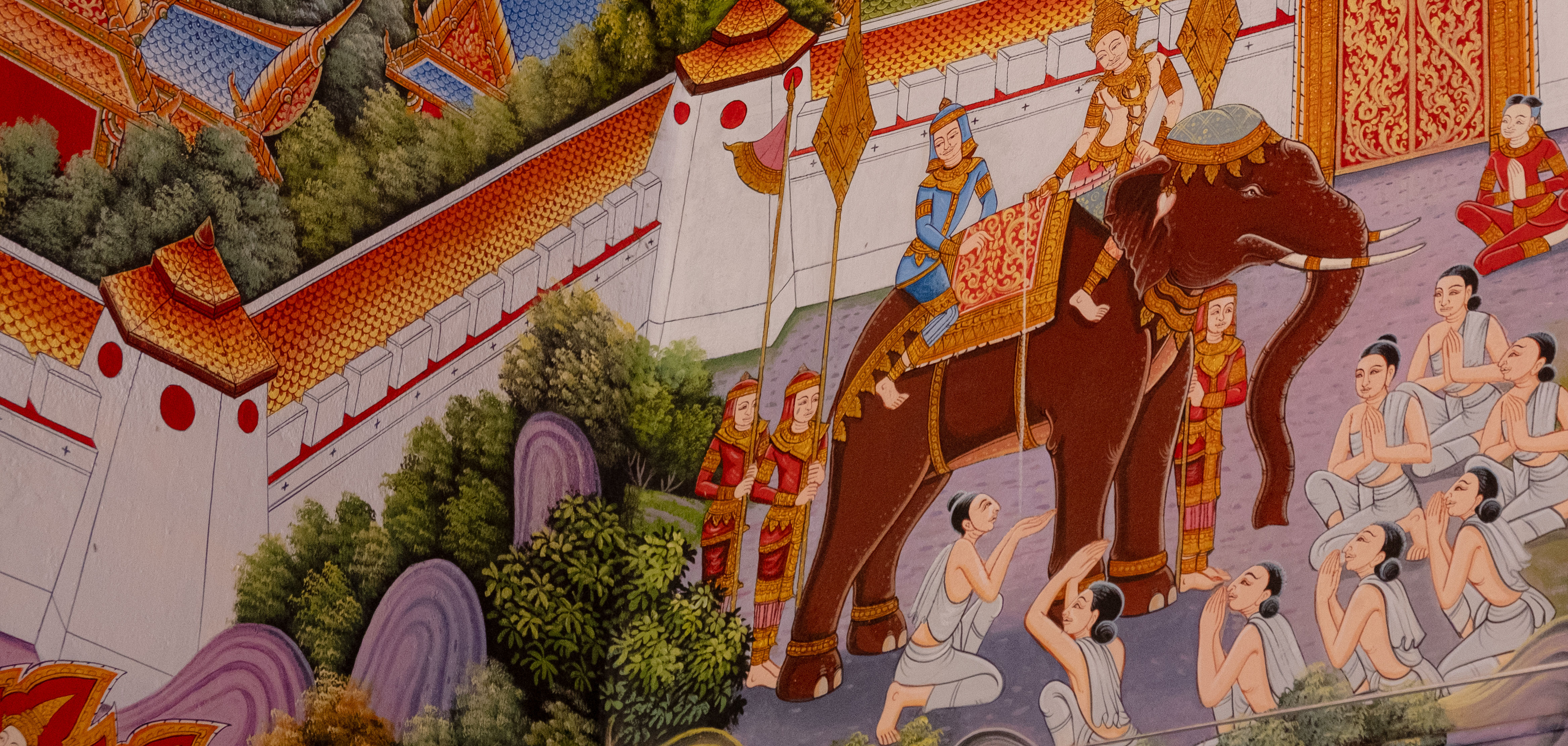 Färgglada dekorationer i ett buddhistiskt tempel