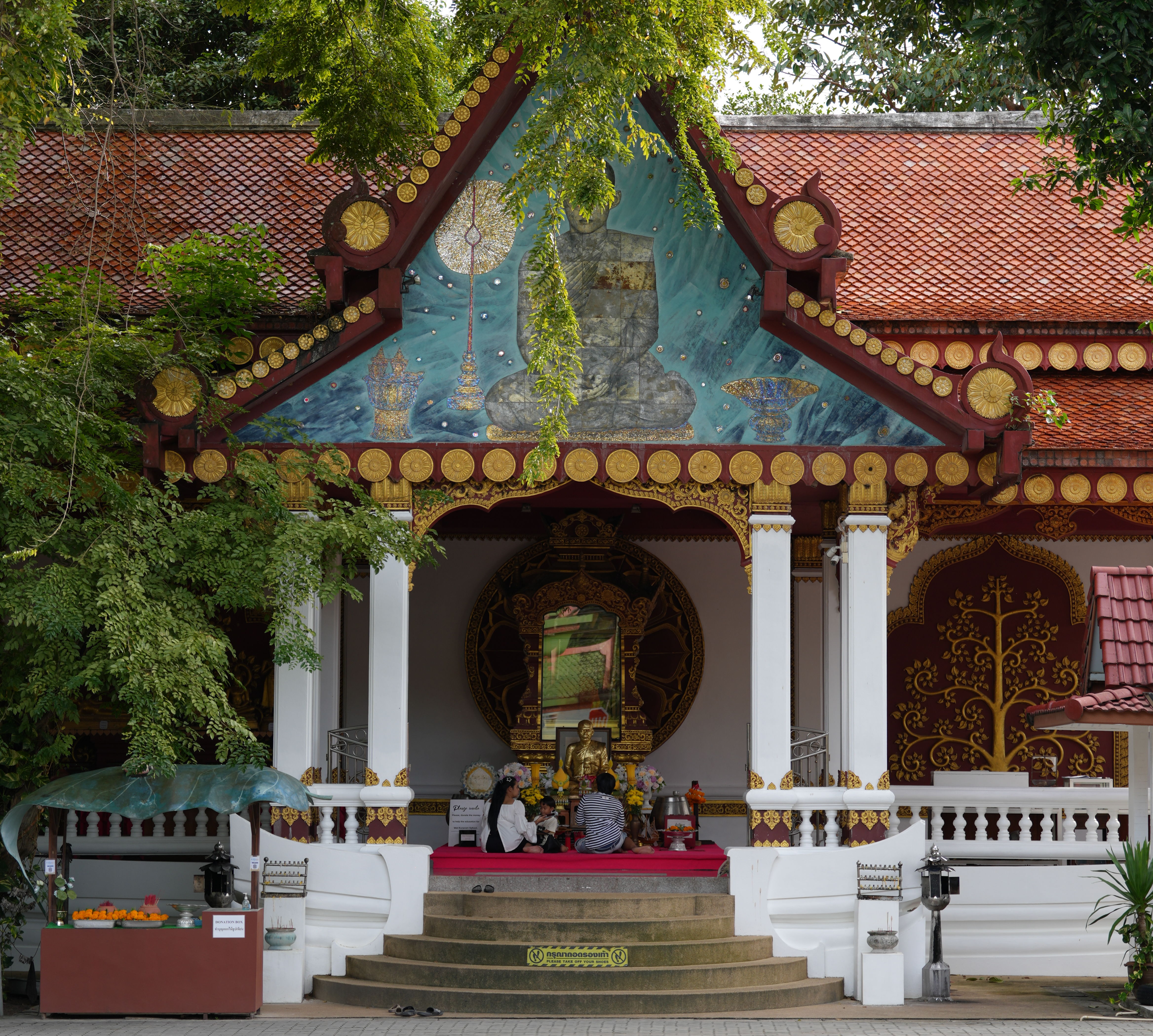 Familie in einem buddhistischen Tempel 