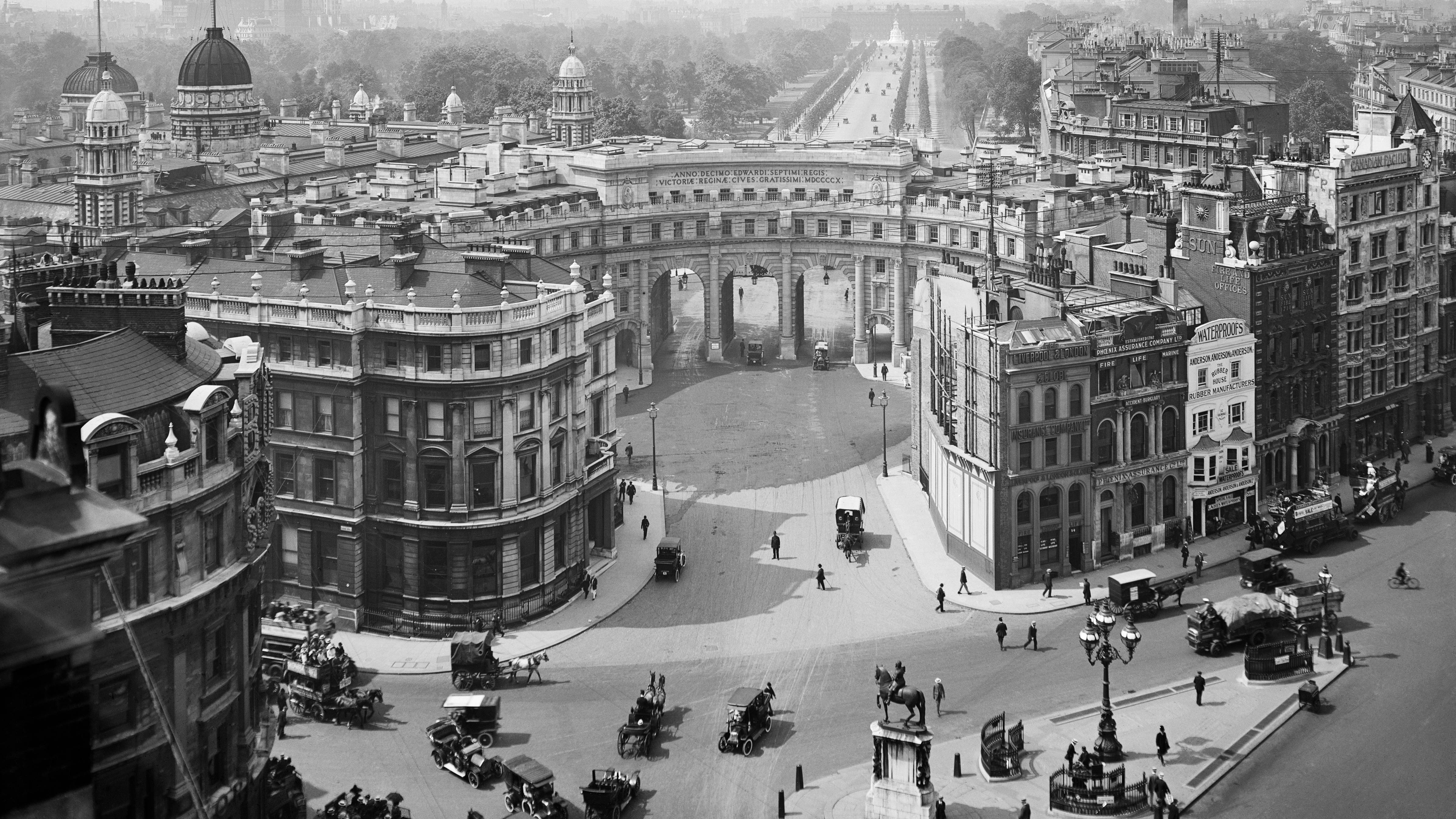 Black and white photo of Admiralty Arch