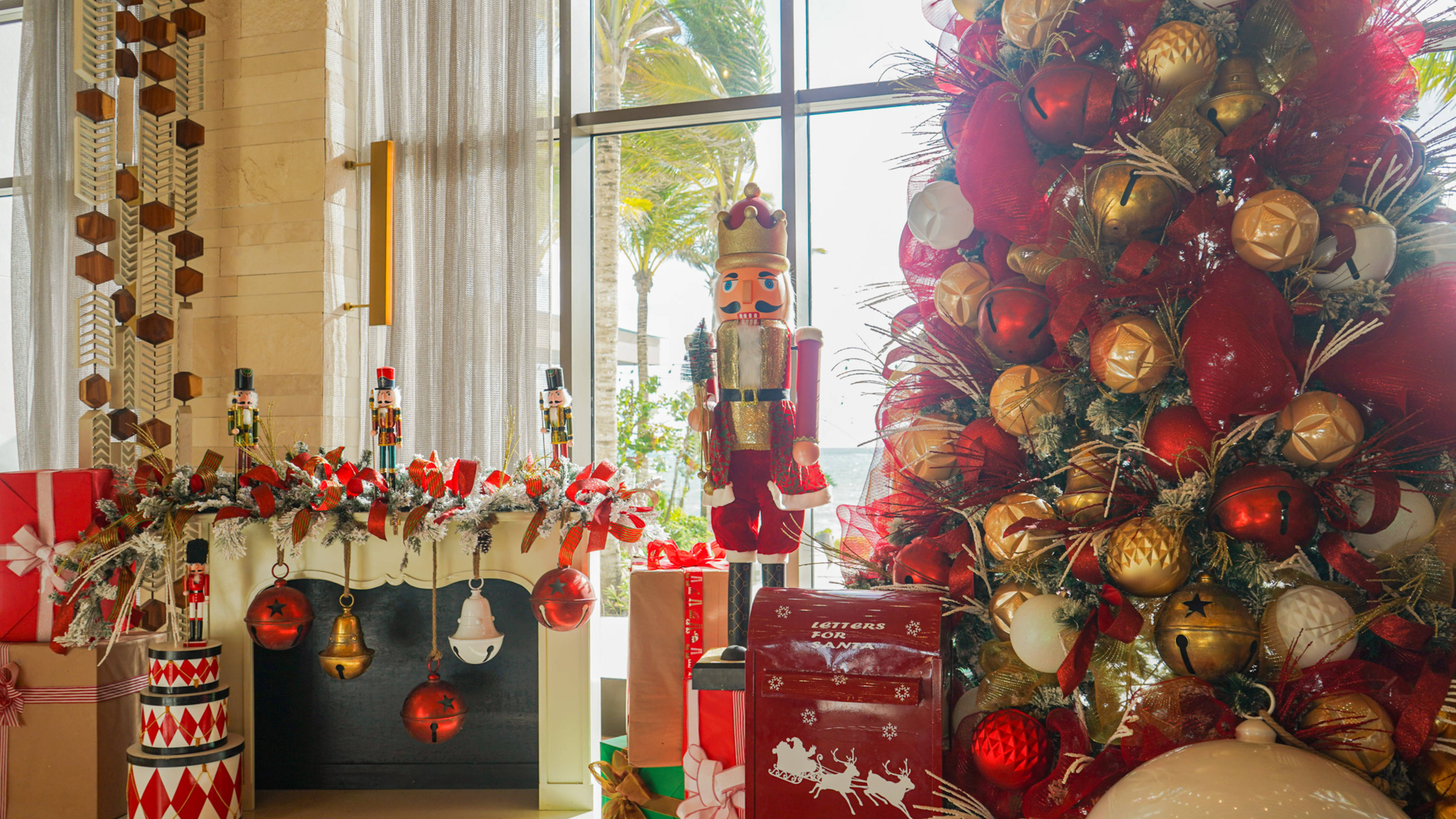 ของเล่นชิ้นใหญ่สไตล์เครื่องบีบถั่วและต้นคริสต์มาส