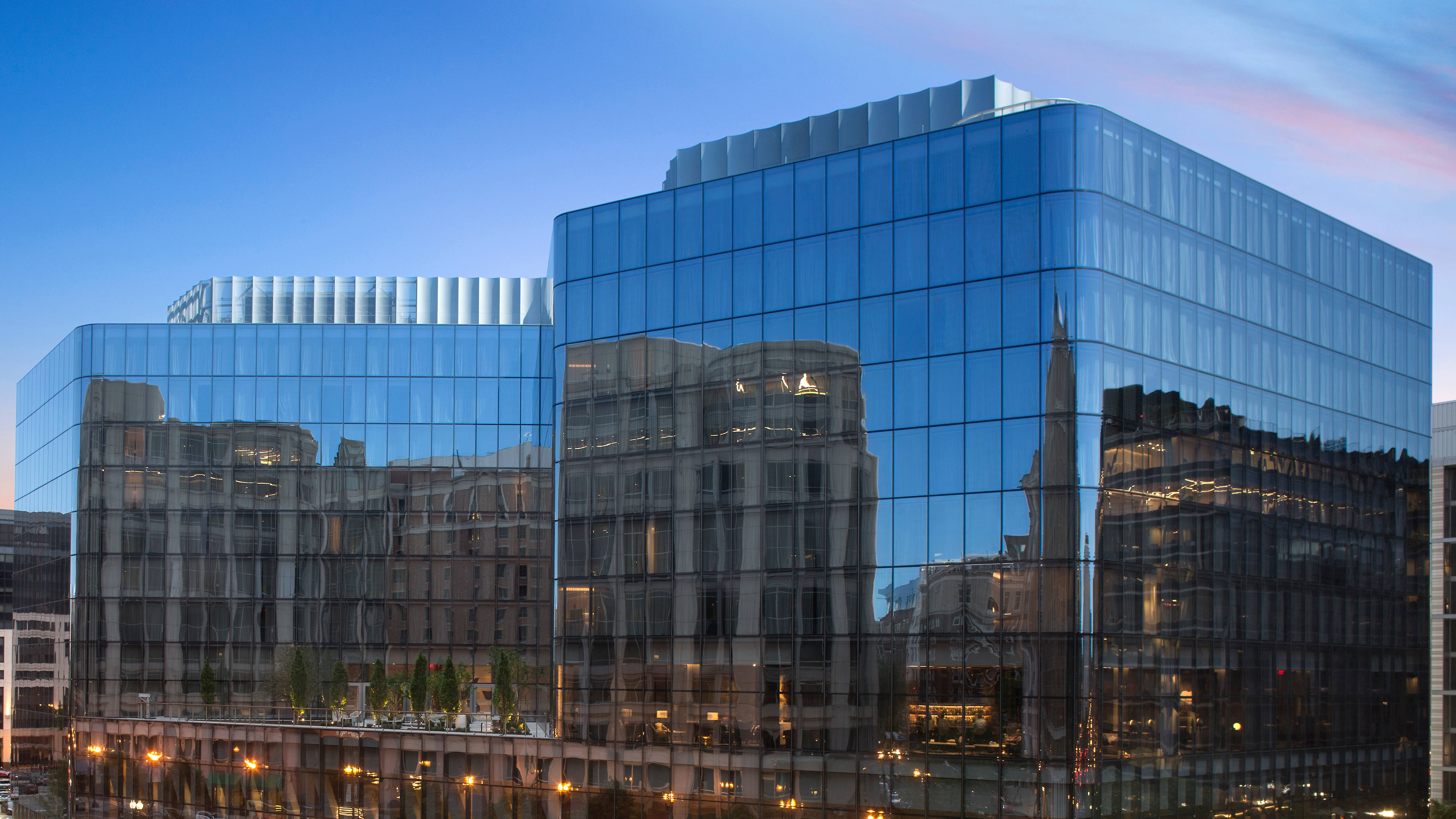 Extérieur de l'hôtel, en soirée
