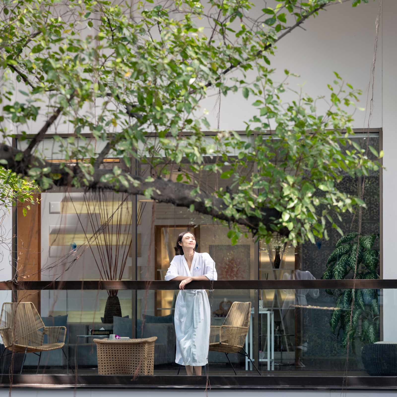 eforea Spa」からの眺めを楽しむ女性