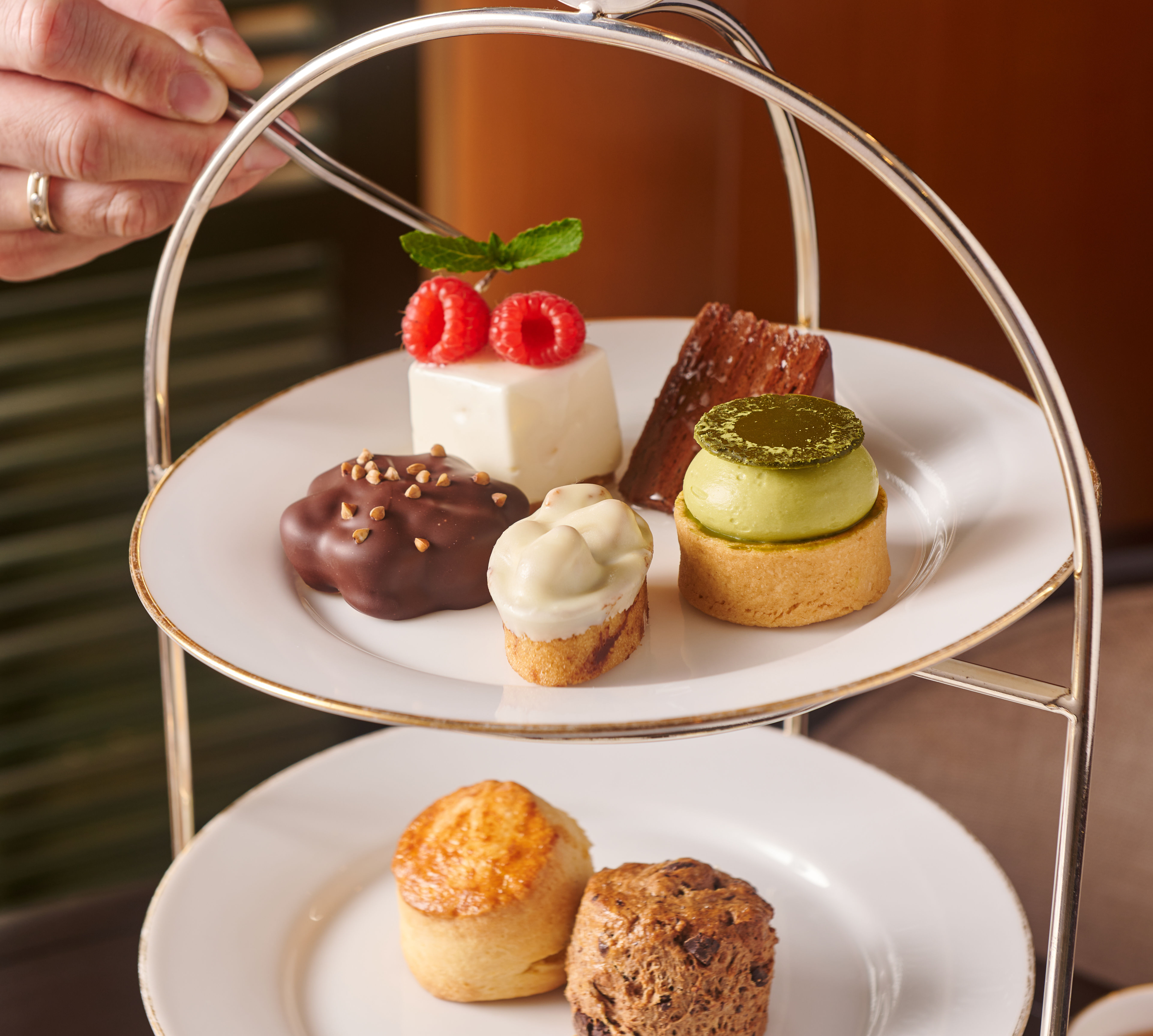 Conrad Tea Lounge cu deserturi dulci pe o tavă cu rafturi