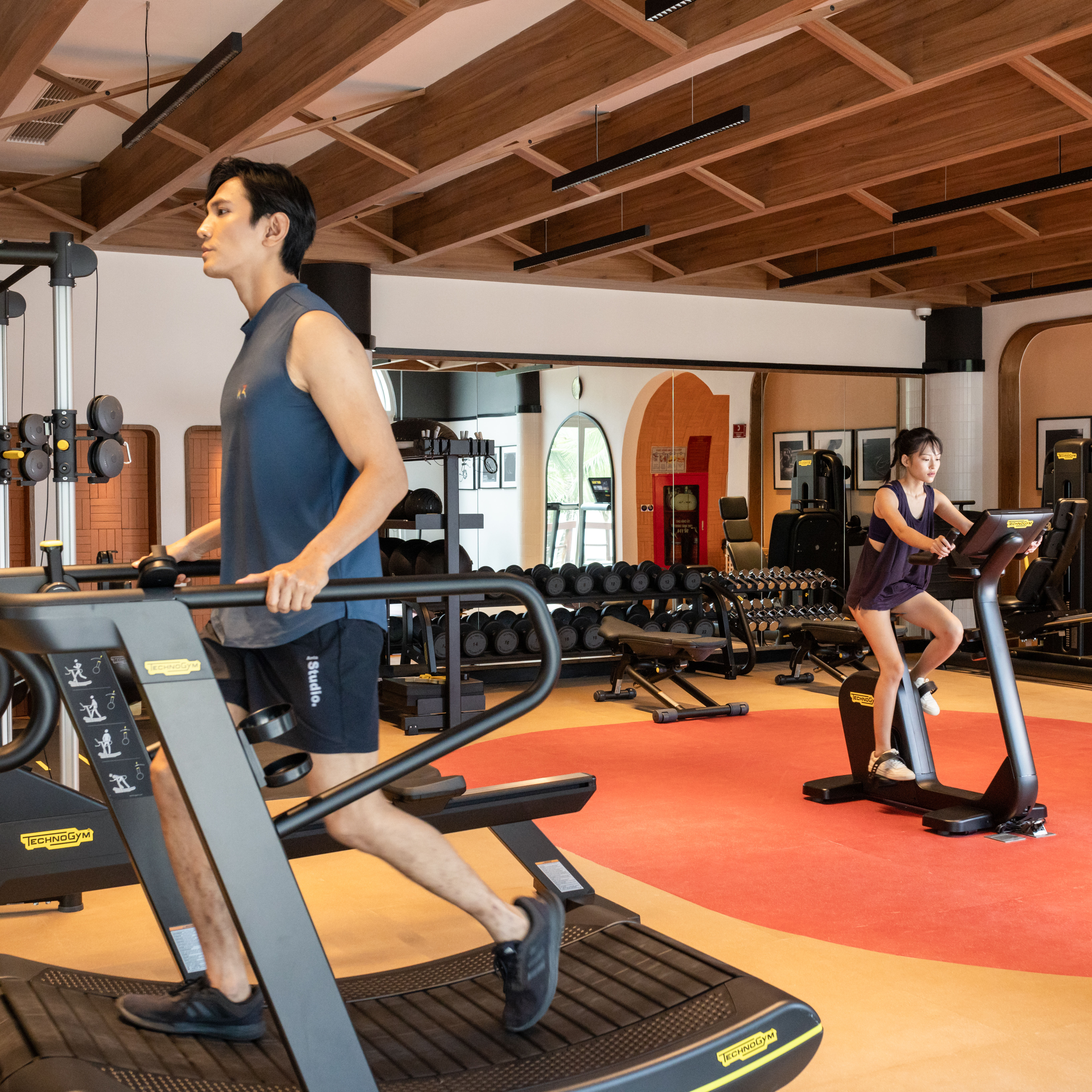 orang berolahraga di pusat kebugaran