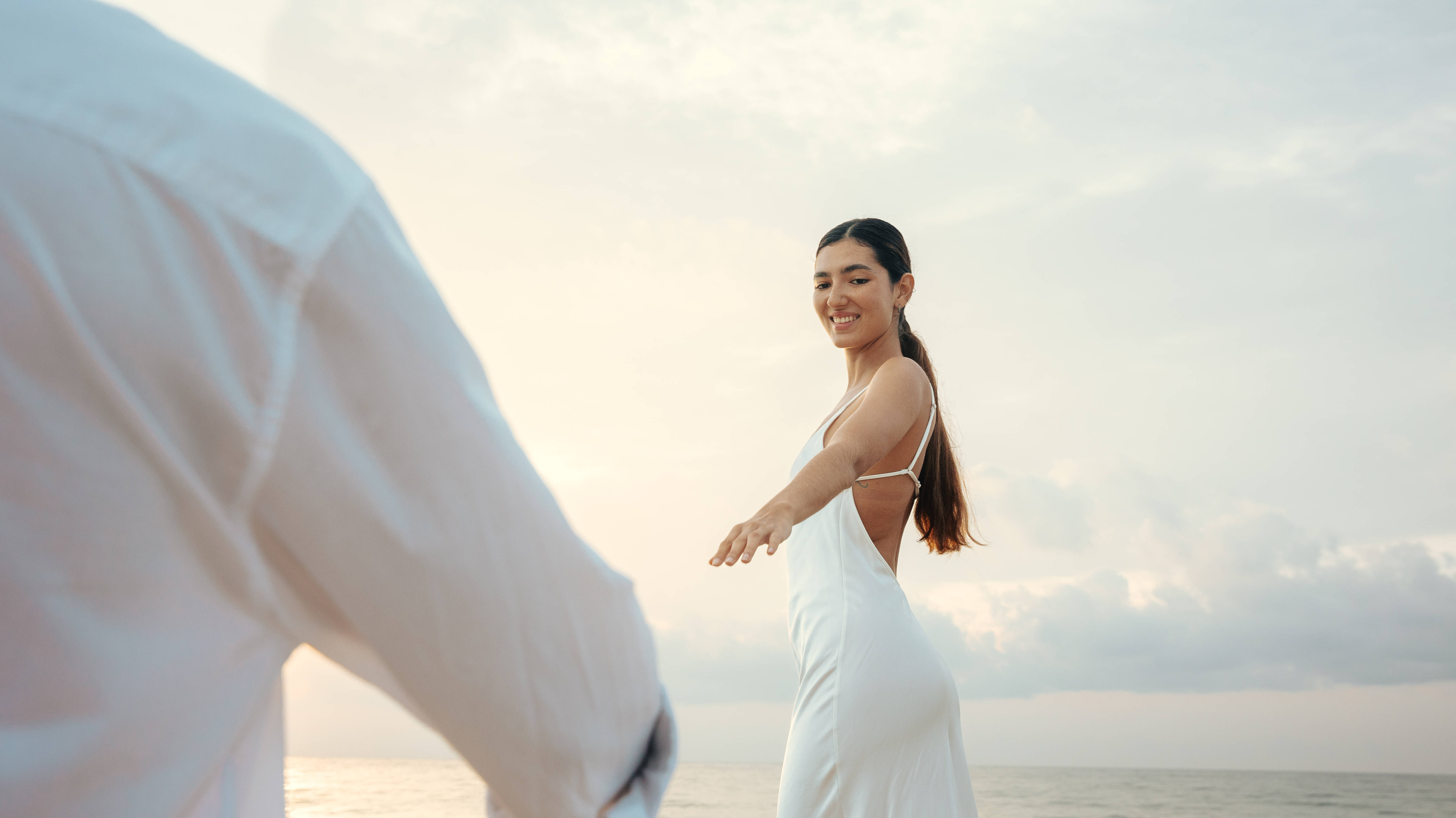 Frau hält sich im Wasser für den Mann aus
