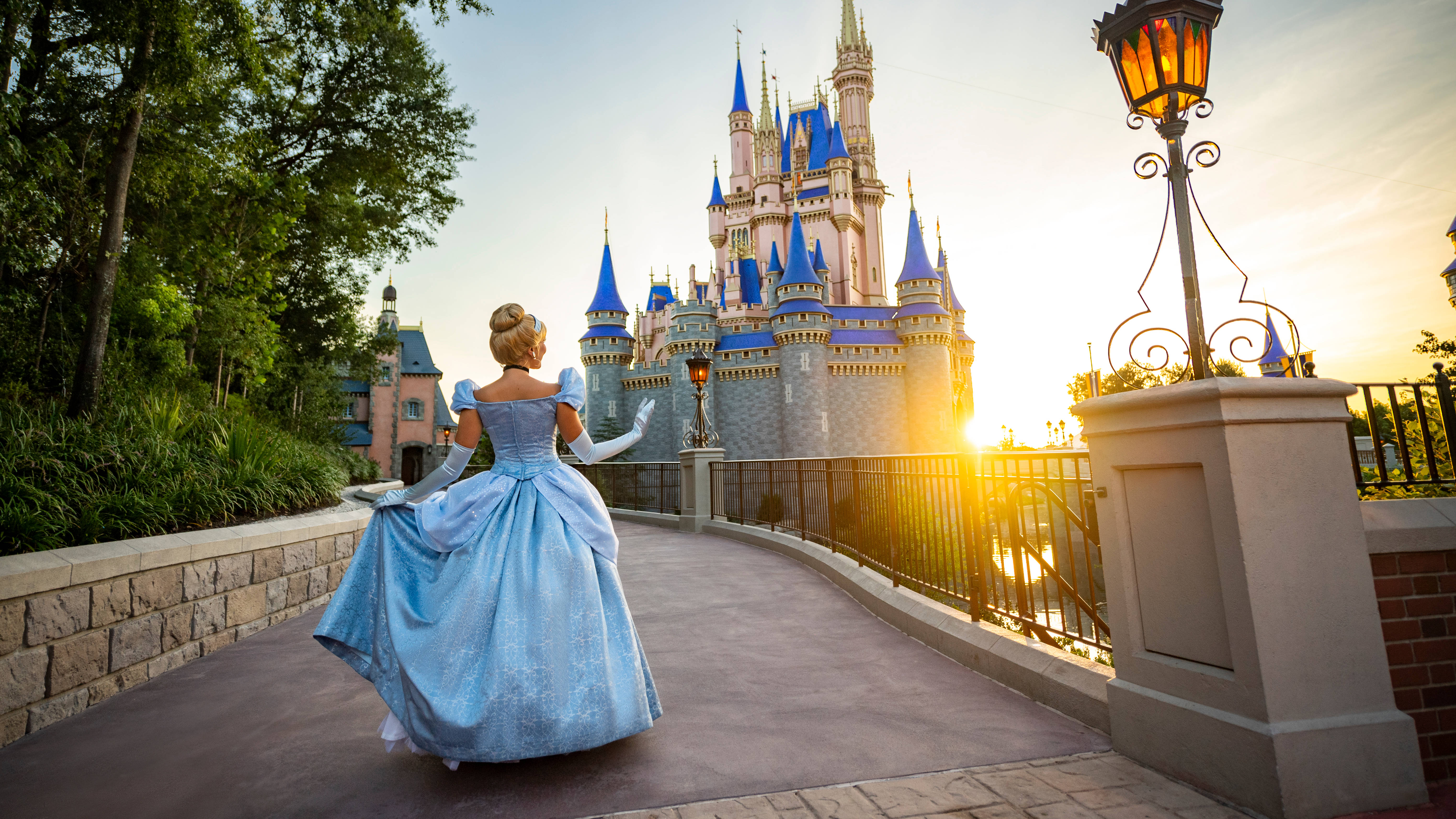 Cinderela Walking on a Bridge Towards the Castle at Disney World