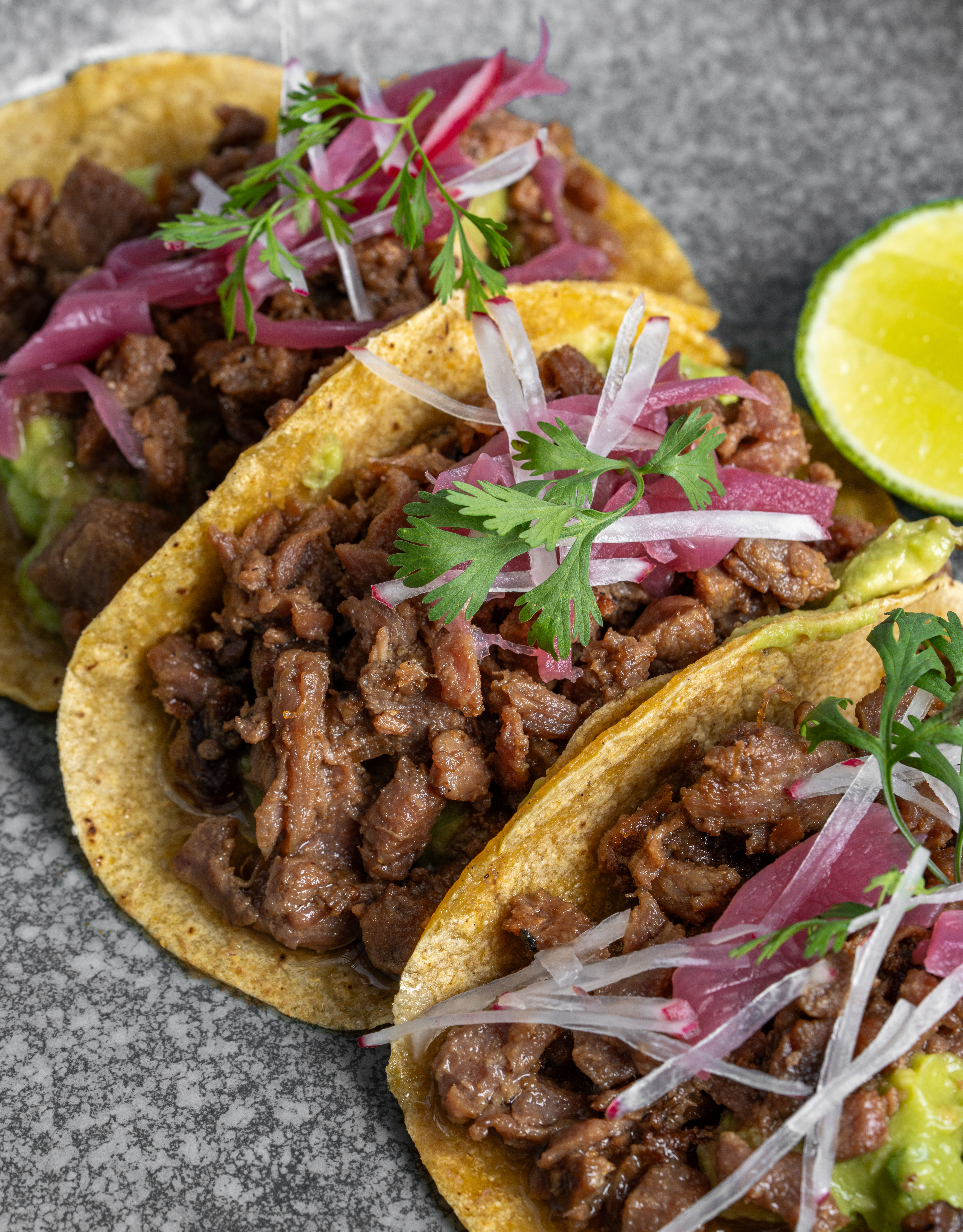 Tacos moi pe o farfurie la restaurantul Seasalt