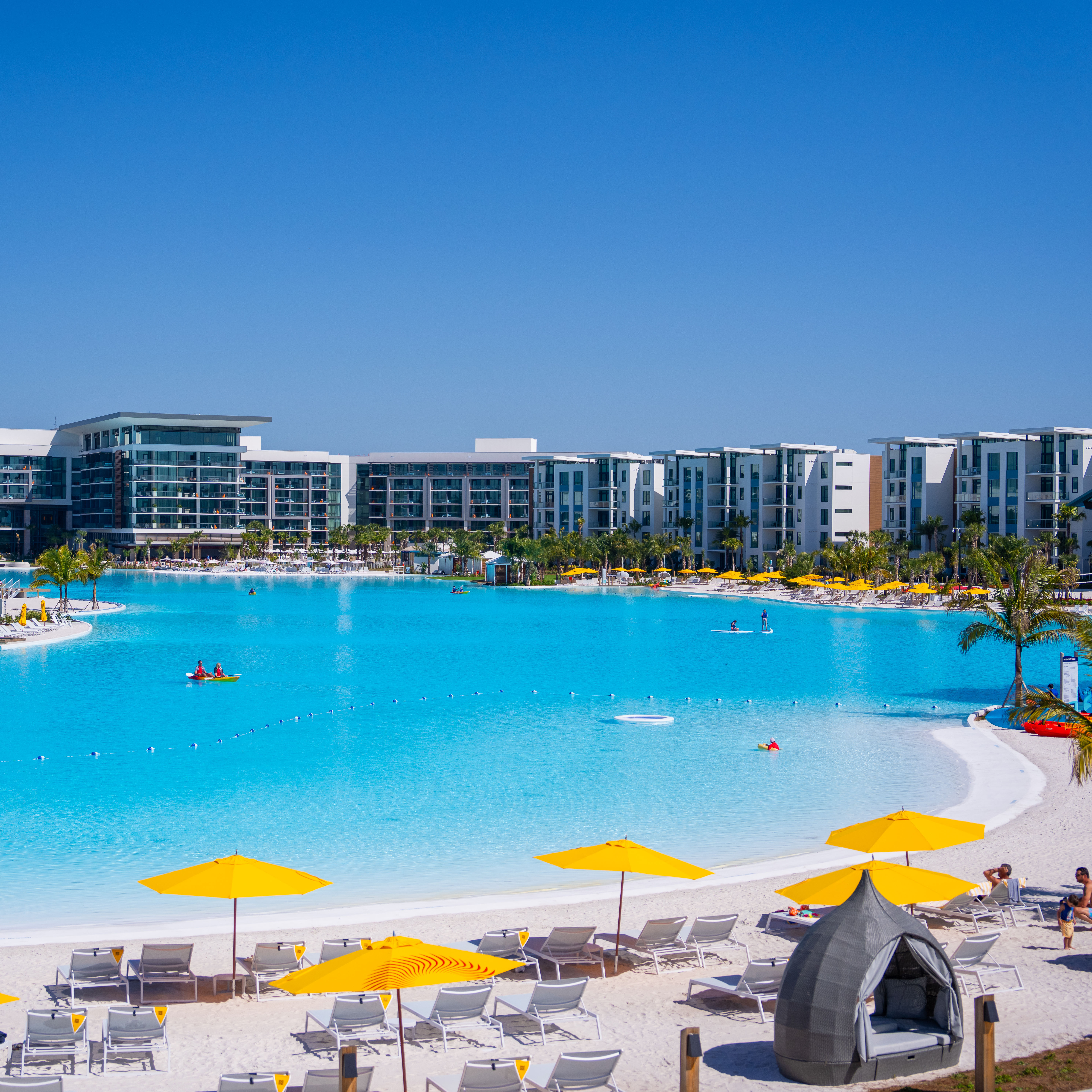 Çevredeki oturma yerleri ve binalarla geniş su kütlesinin havadan gösterimi