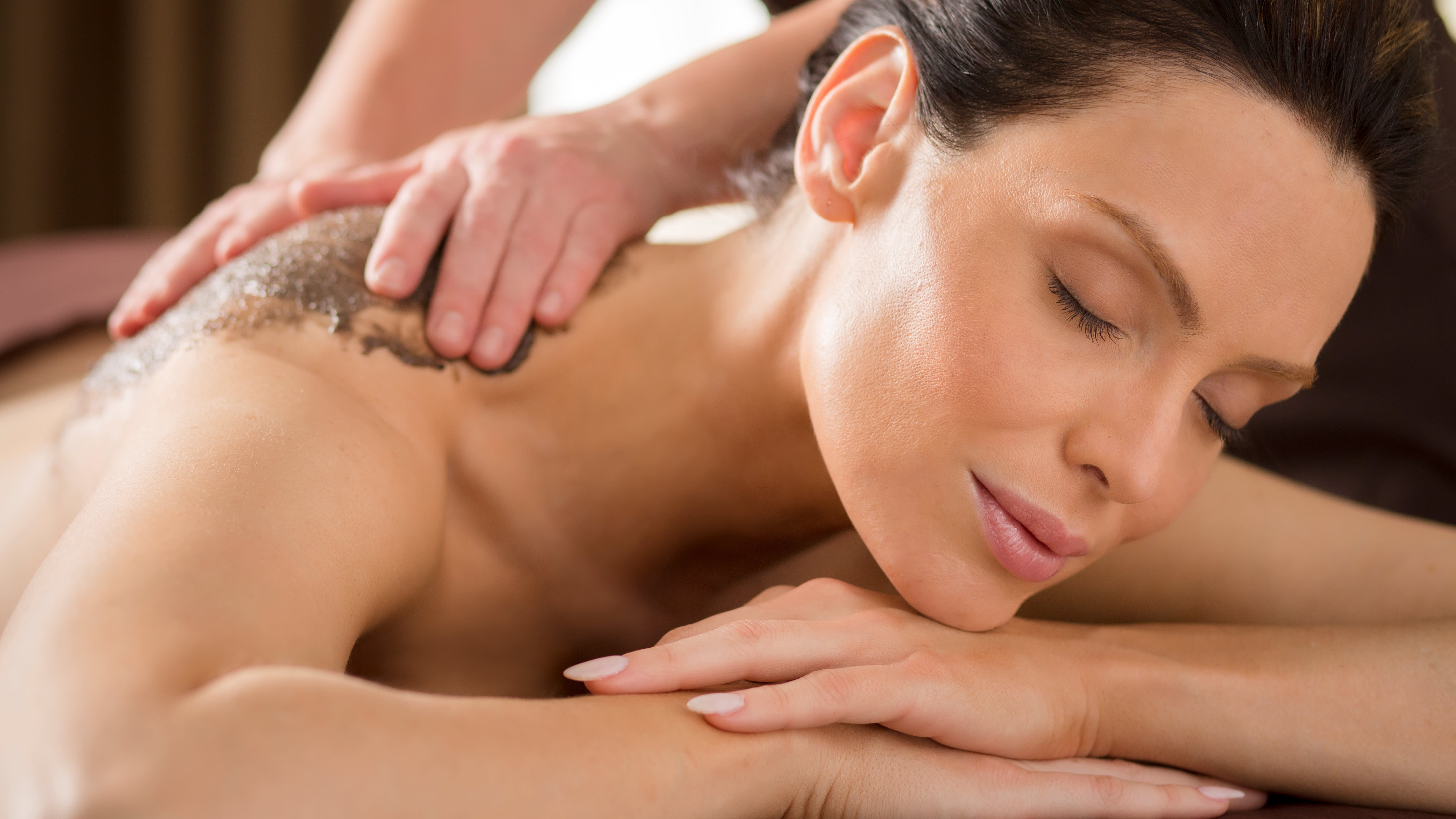 Femme au spa recevant un soin