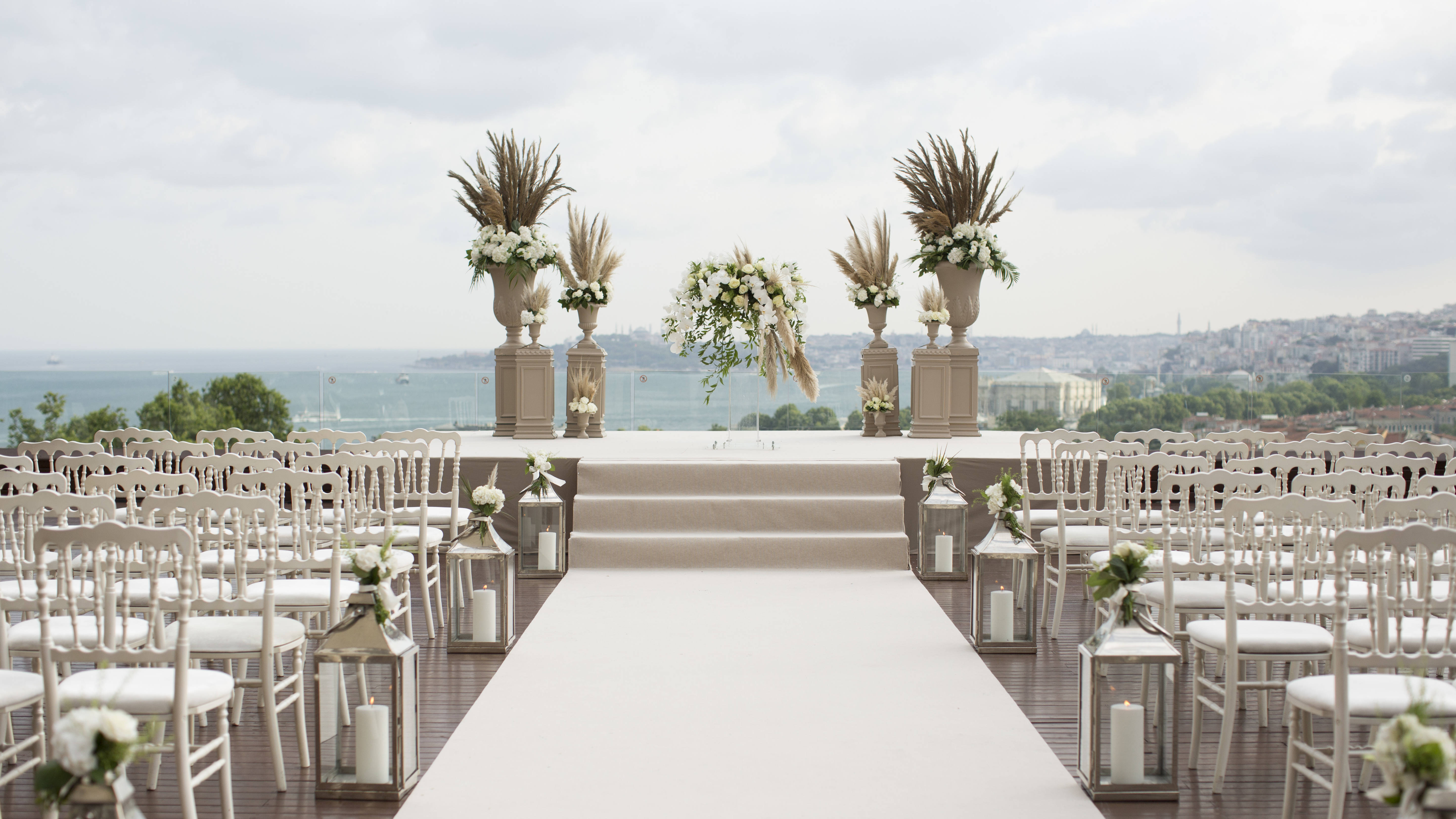Hochzeitsfeier auf einer Terrasse mit Panoramablick