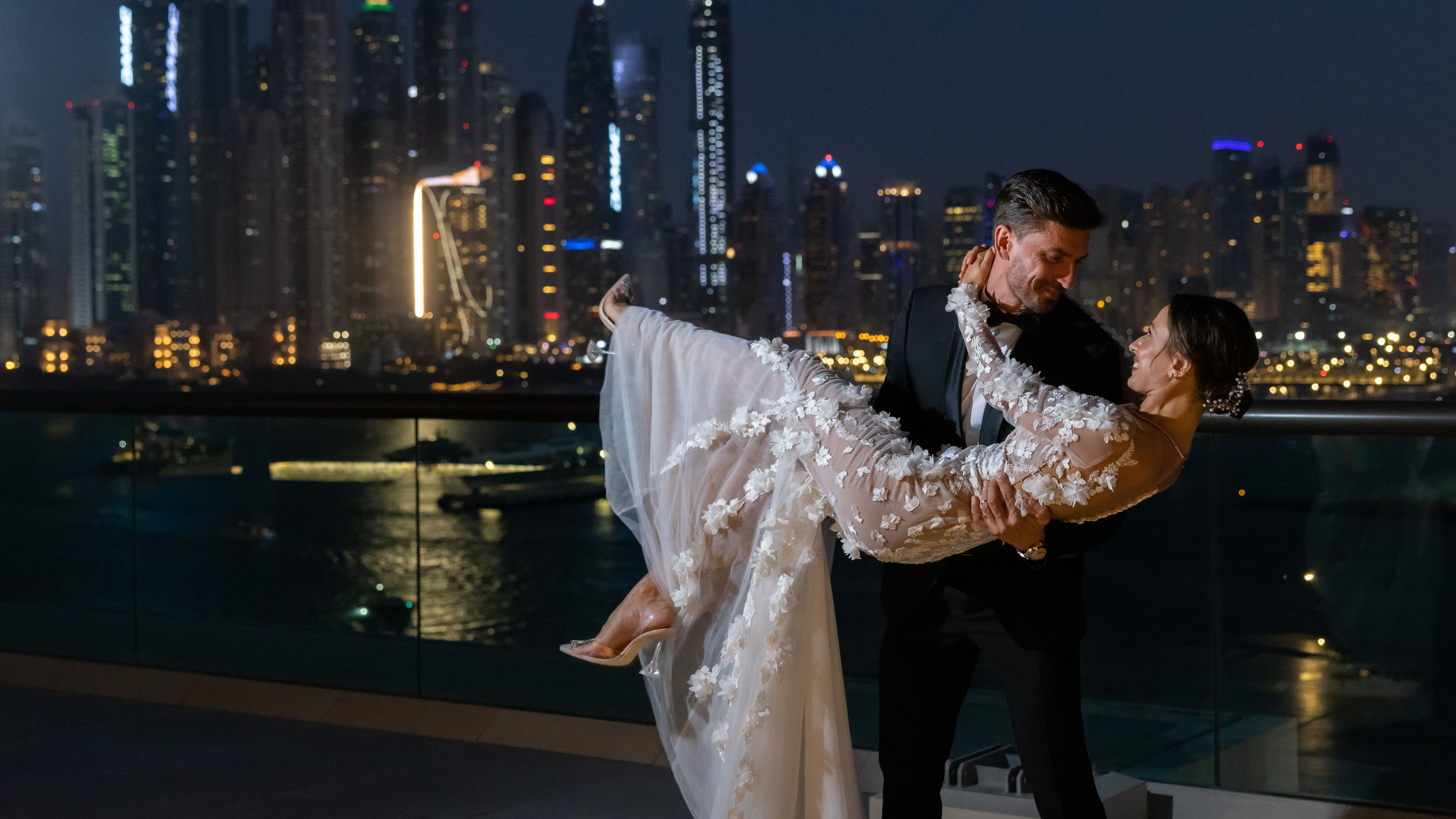 De bruidegom houdt de bruid 's nachts in zijn armen