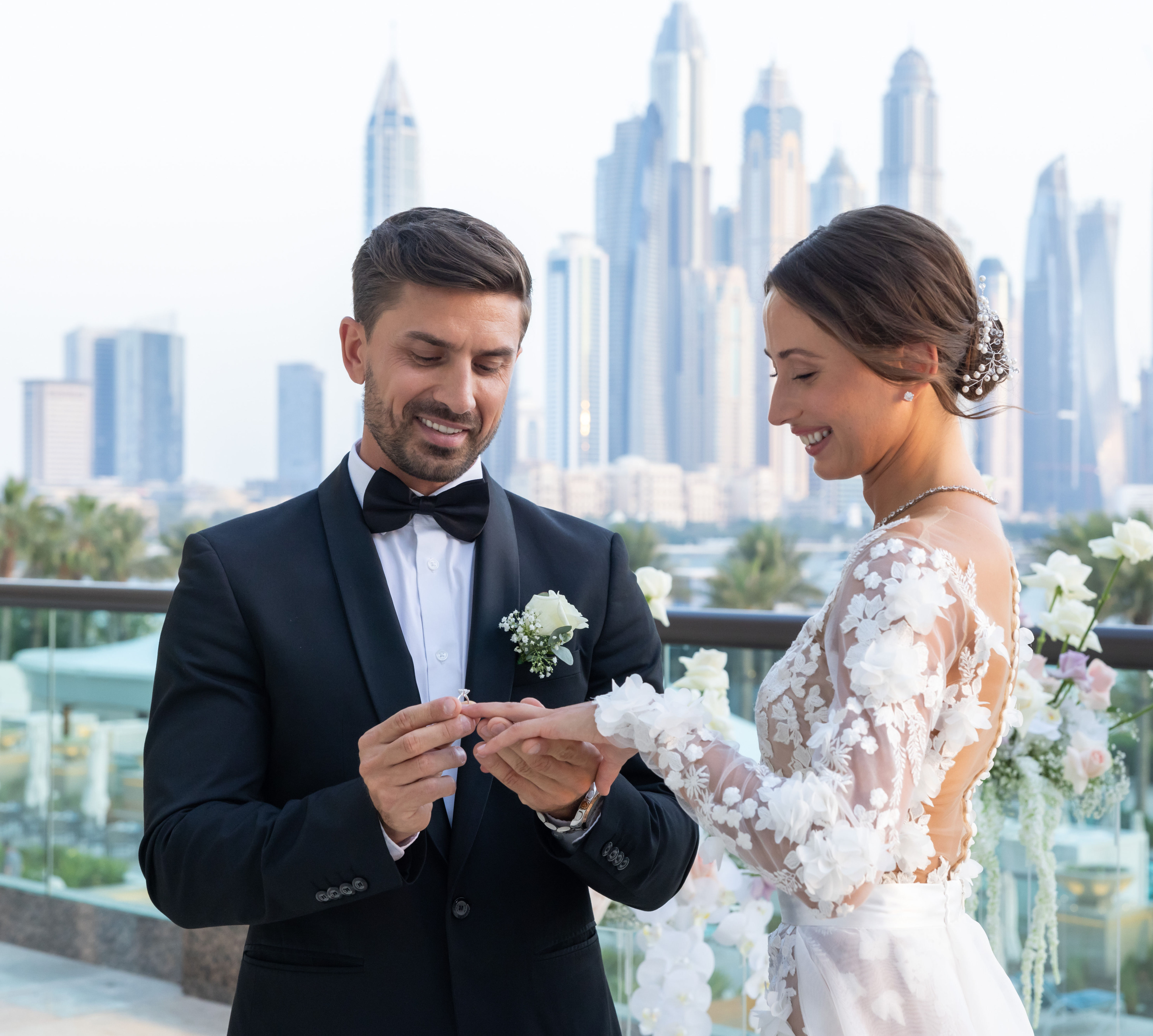 Stel met man die ring op de vinger van de vrouw legt