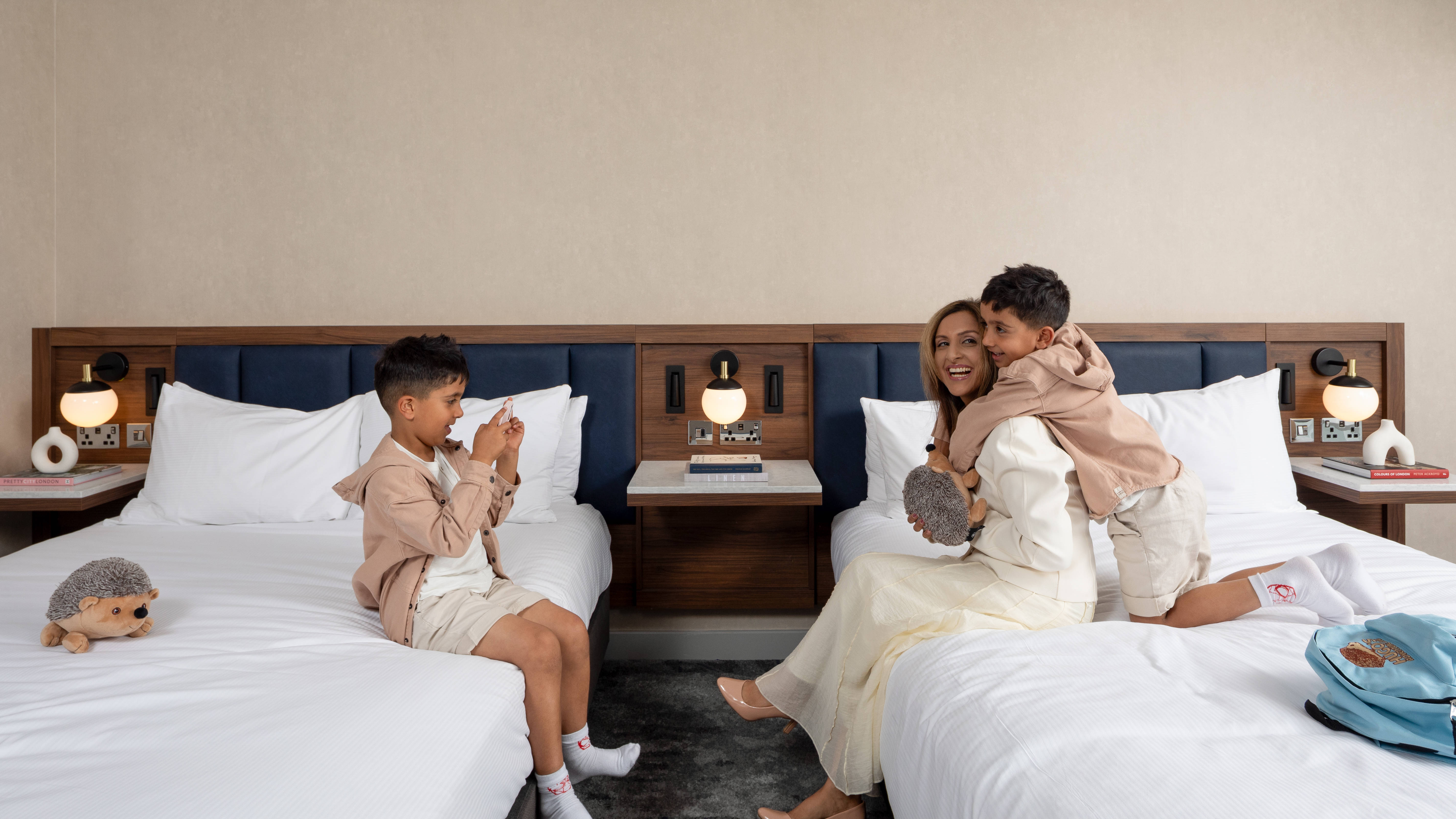 客室での滞在を楽しむ2人の少年と女性