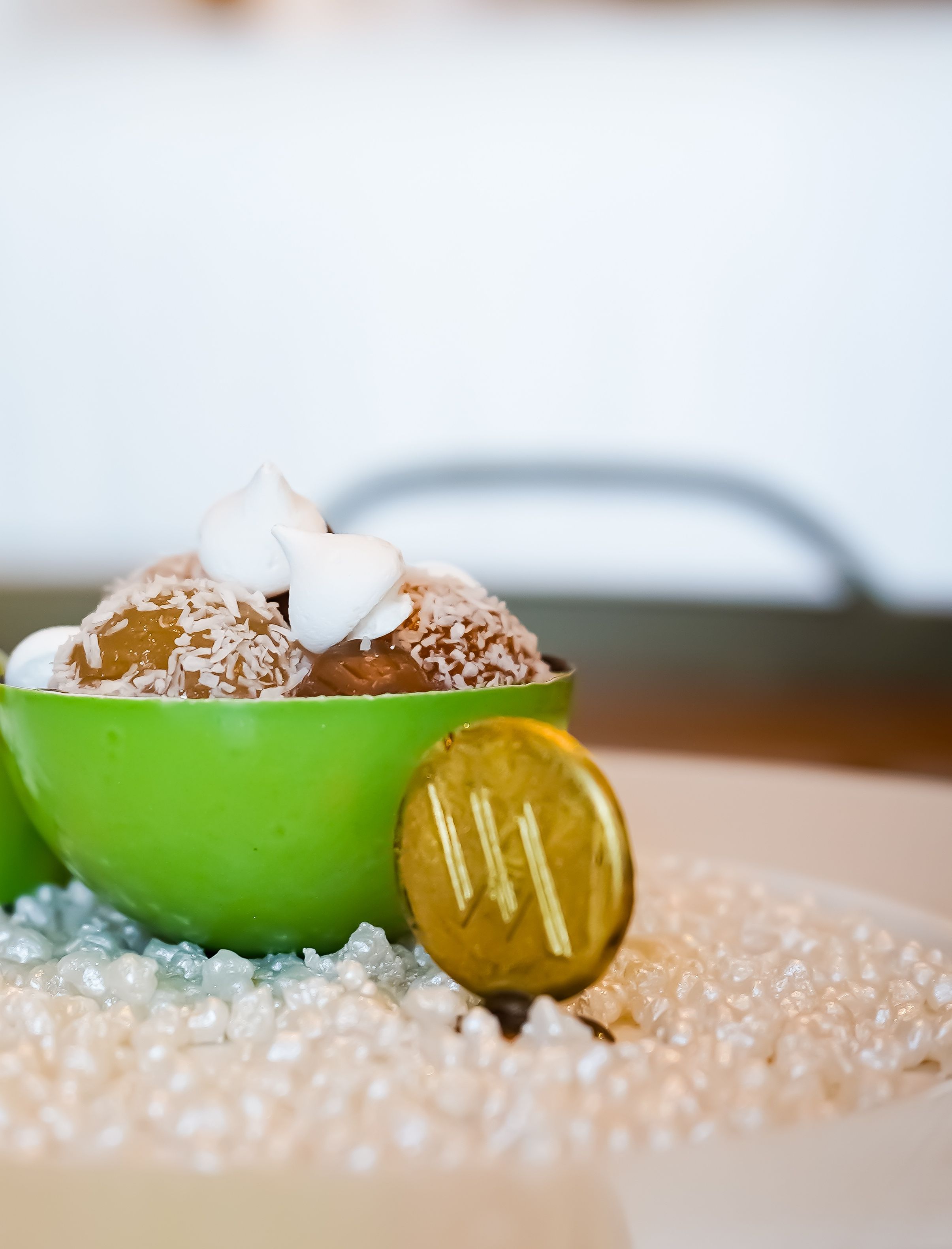 桌上的食物盤及華爾道夫硬幣