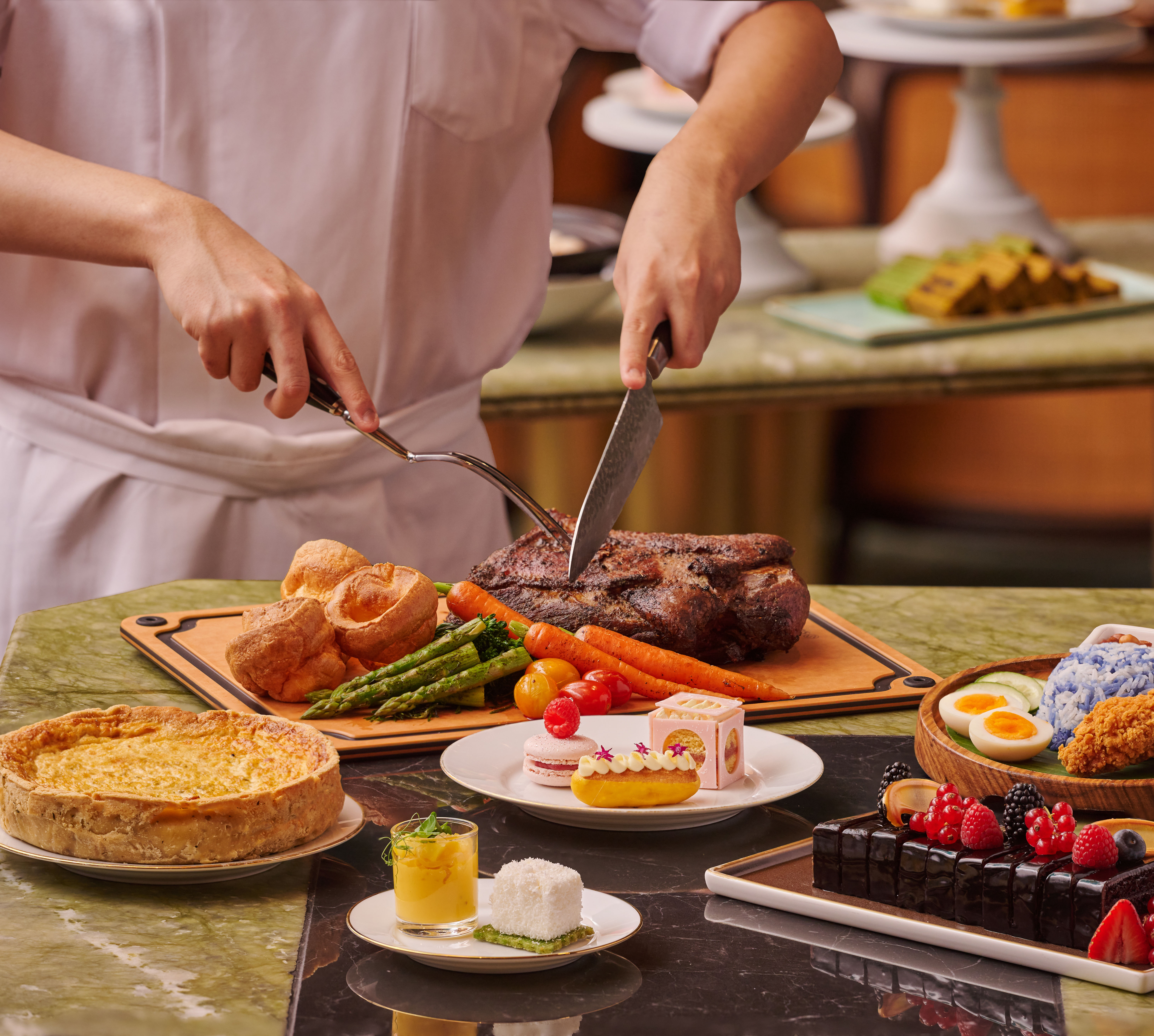 Persoană care călătorește cu carne pe o masă și ia masa la Tea Lounge