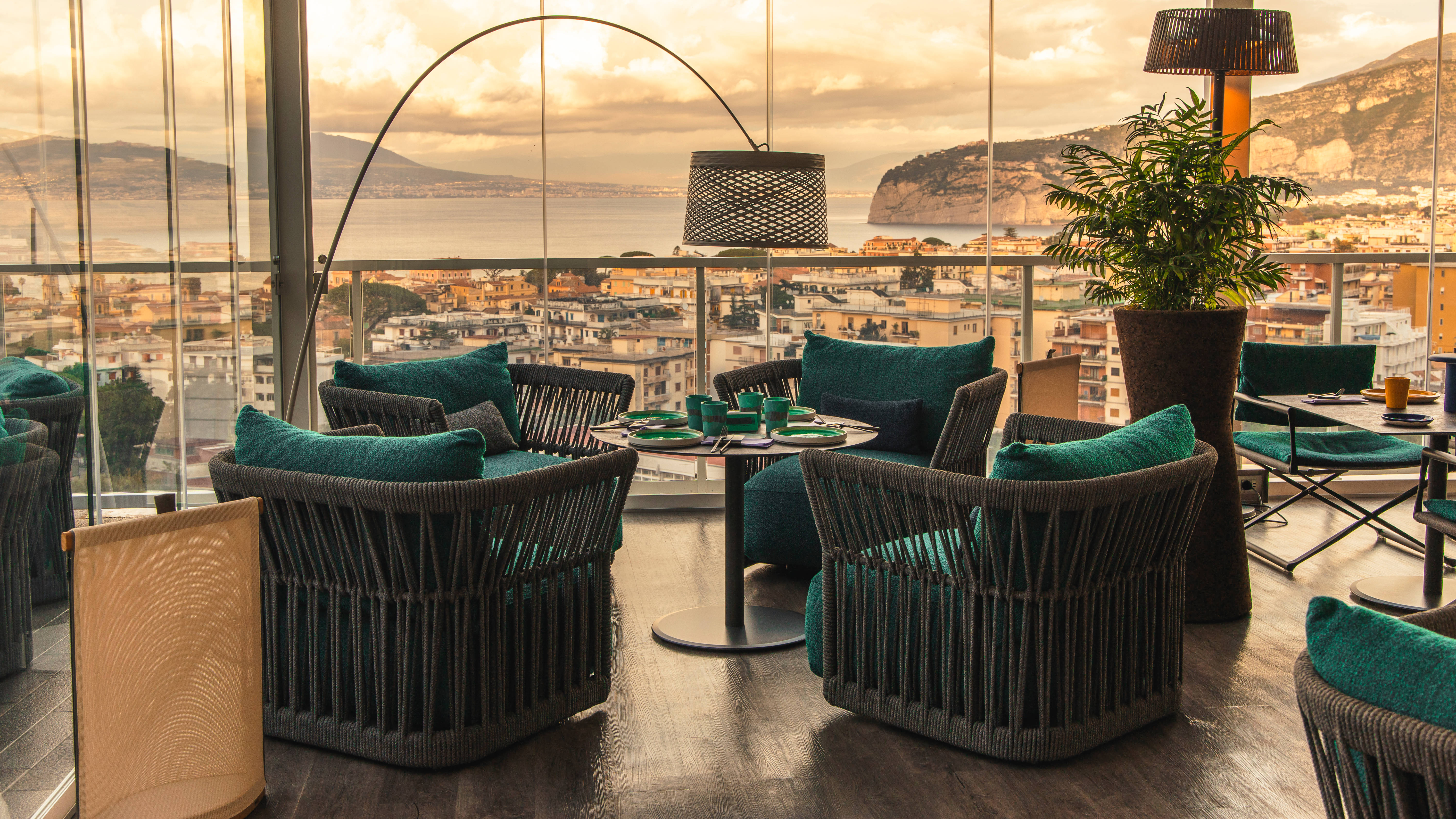 Happyssimo Pool Lounge and Restaurant