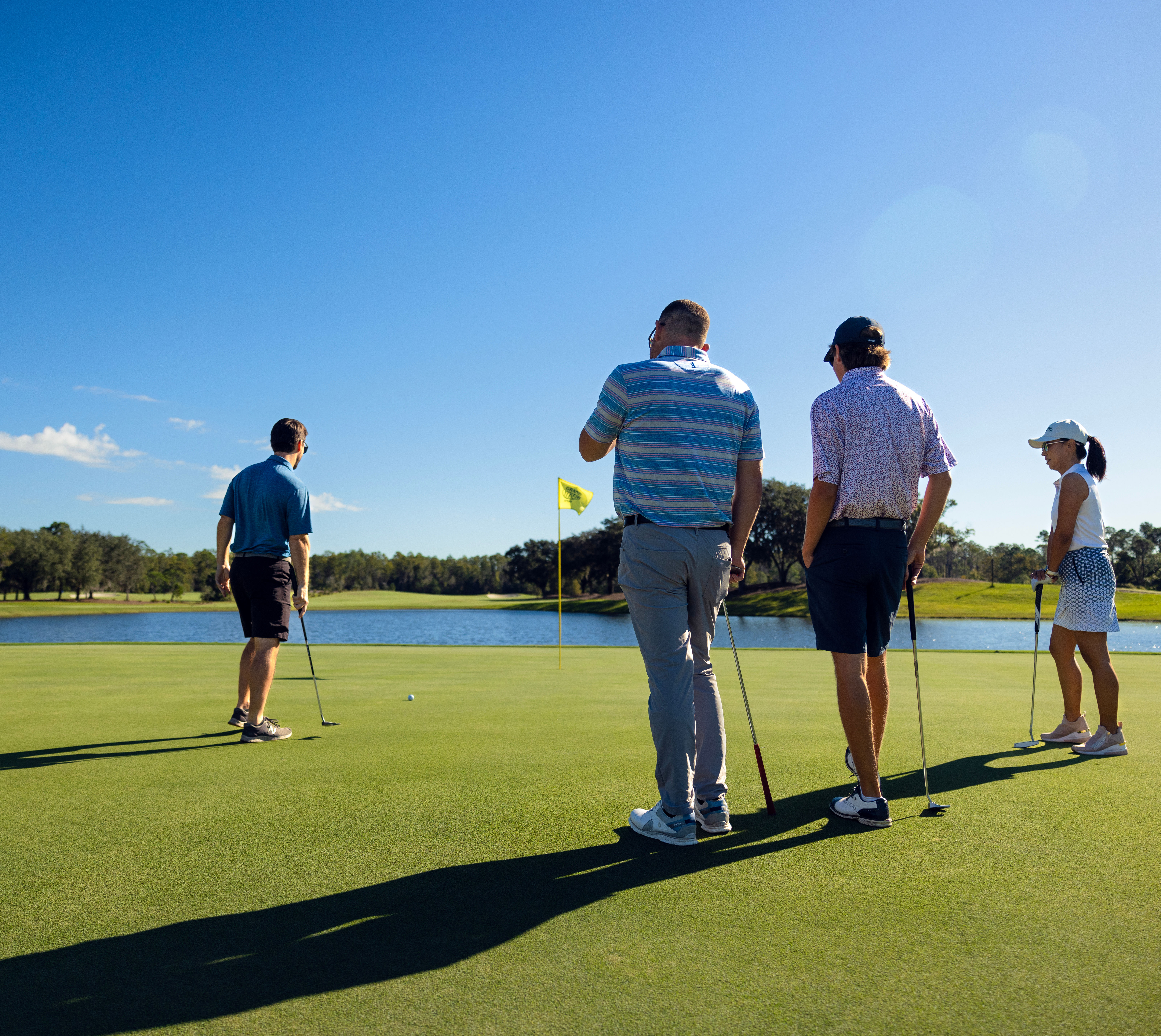 Persone che giocano a golf al Cypress Course con acqua minerale