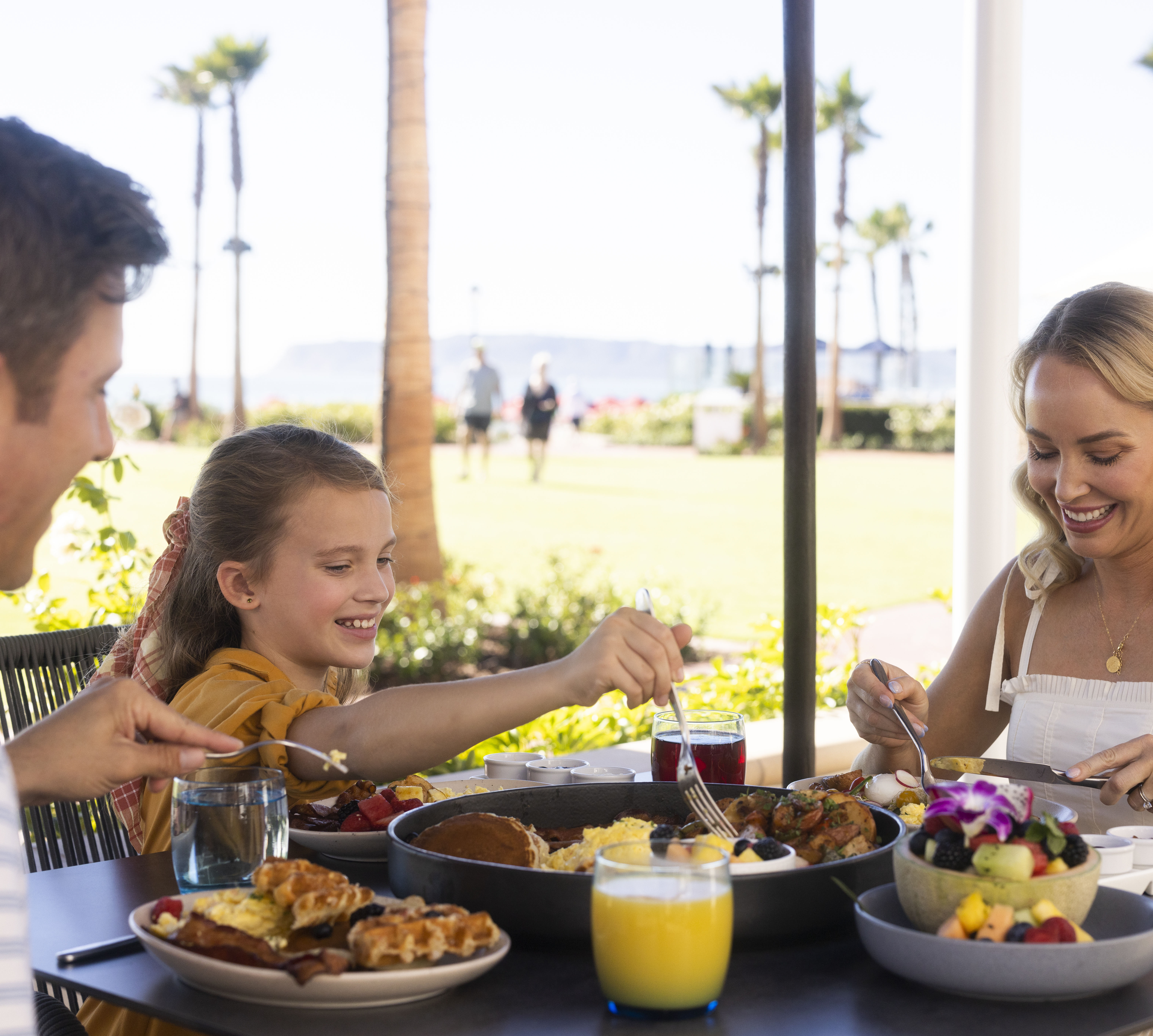 Familien genießen Frühstück