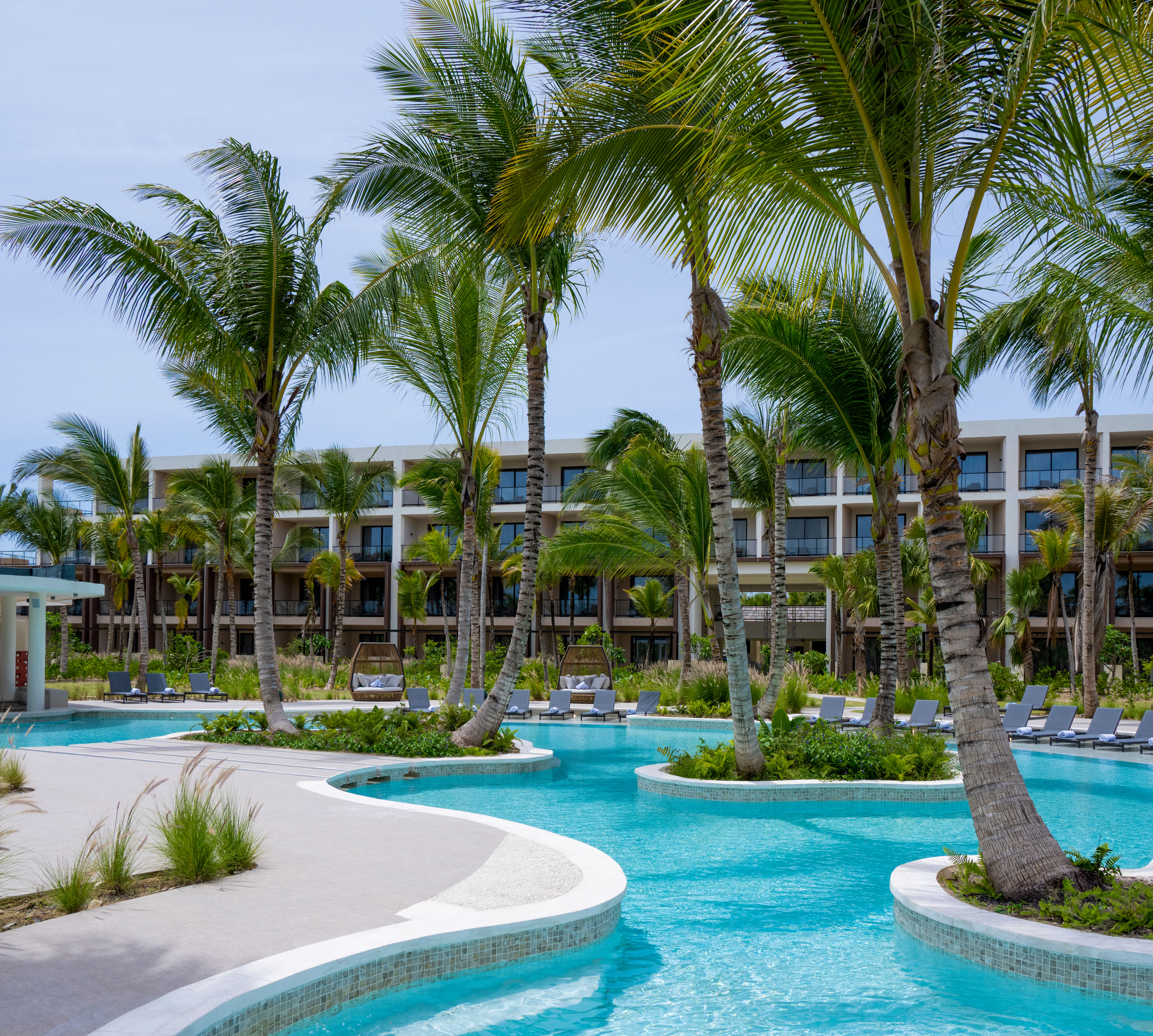 Azure Pool mit Palmen