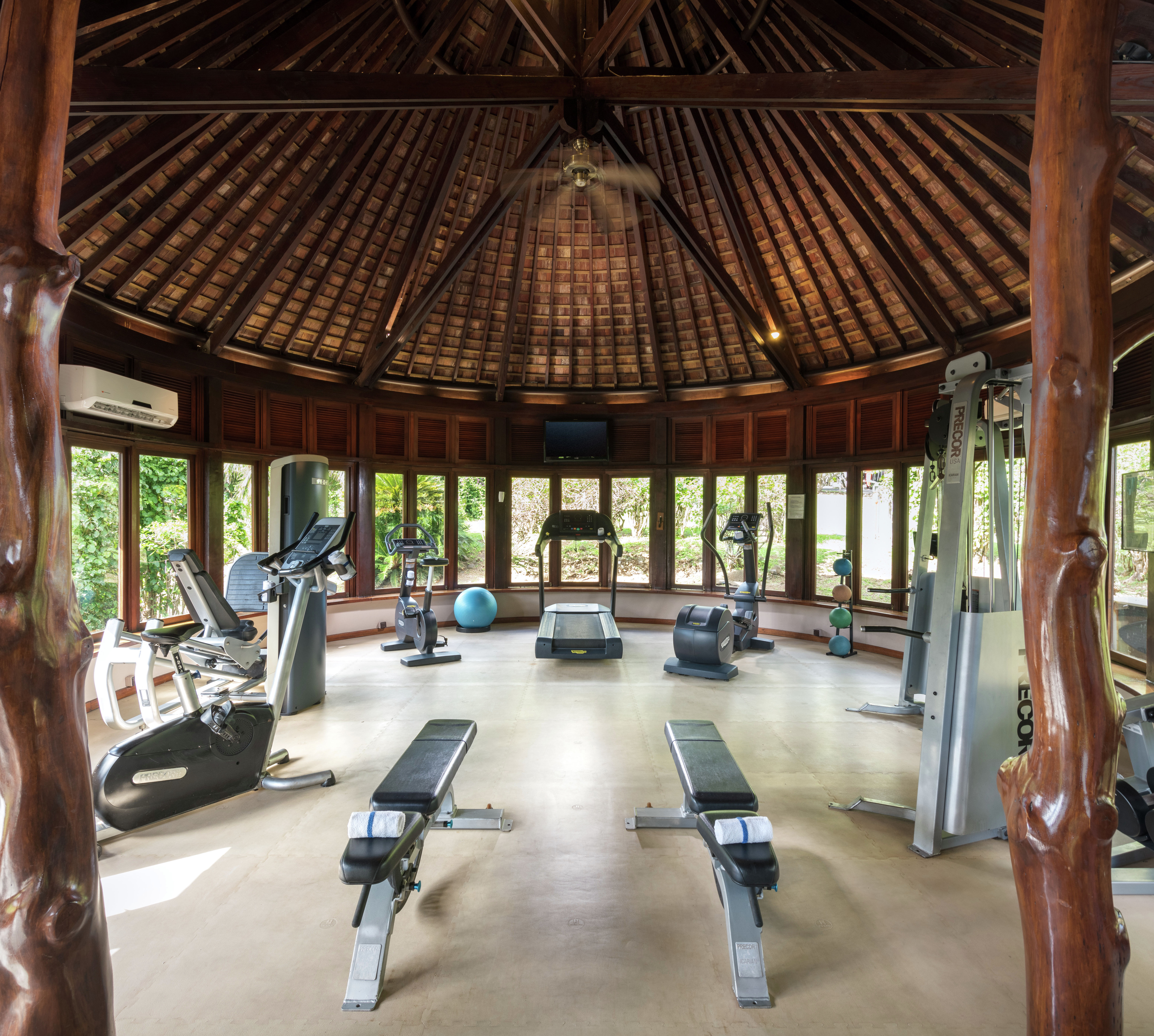 エクササイズマシンを備えたフィットネスセンター