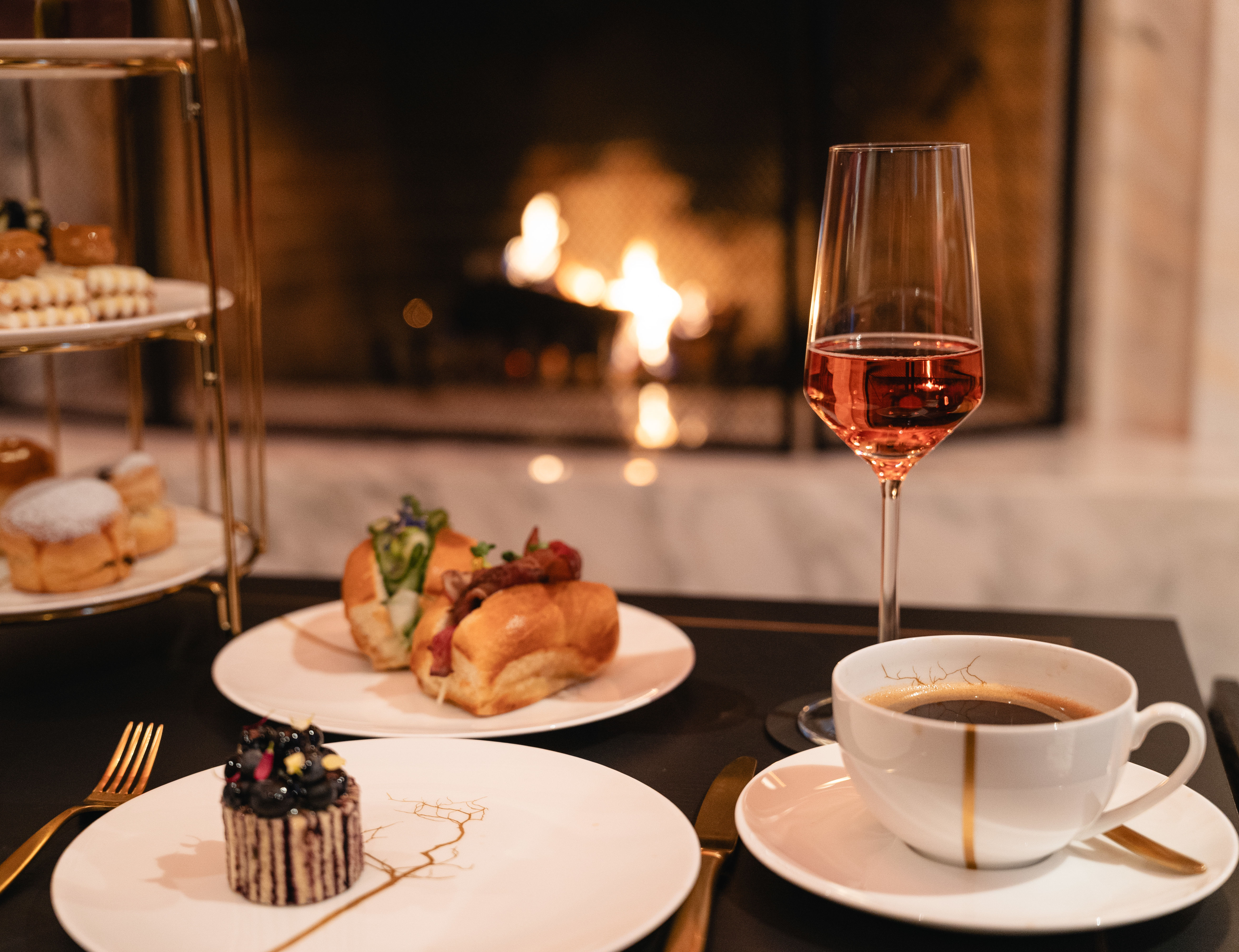 Café de l'après-midi, plats et boissons sur une table au Conrad Bar