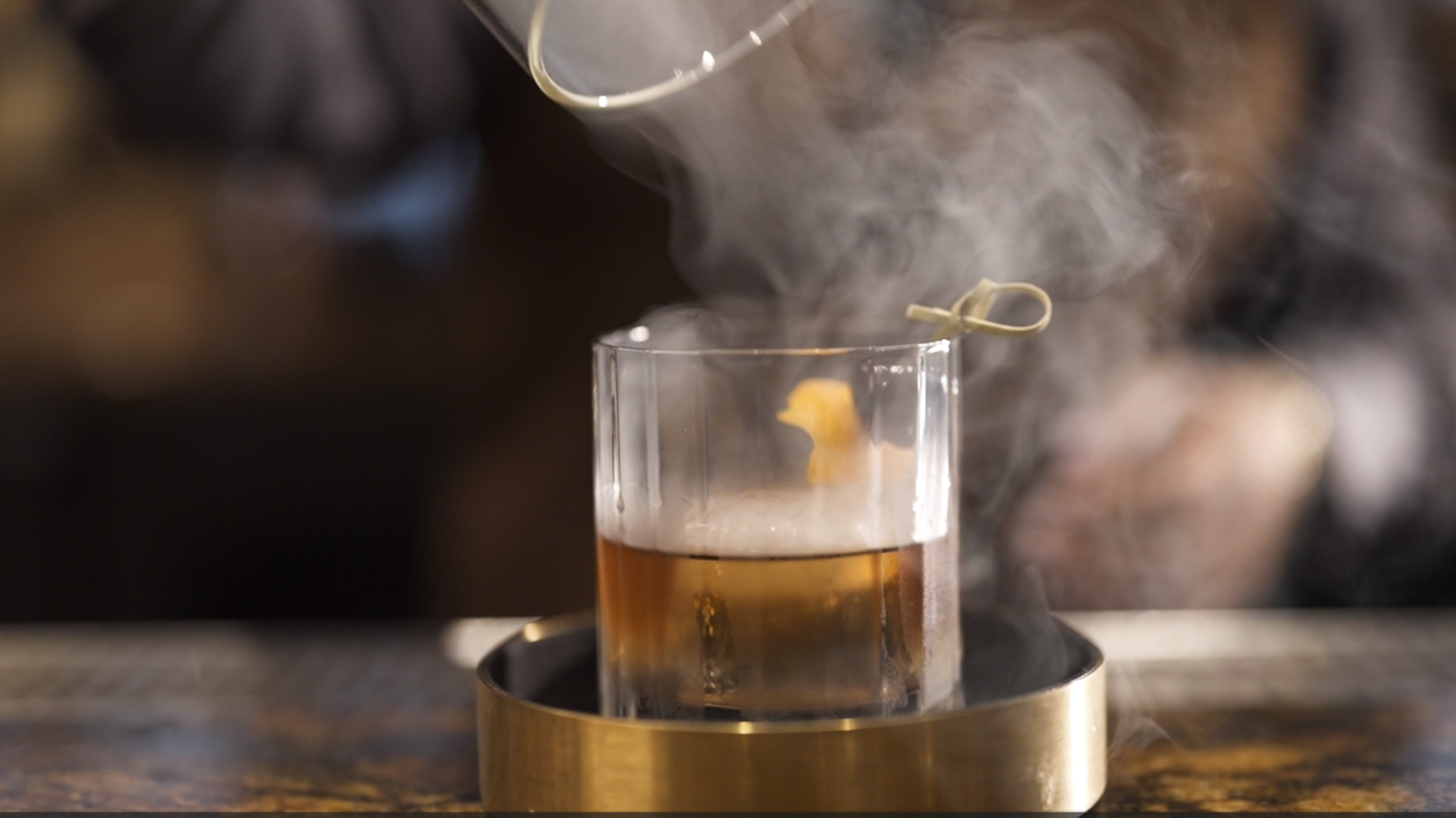 桌上的饮品和杯子