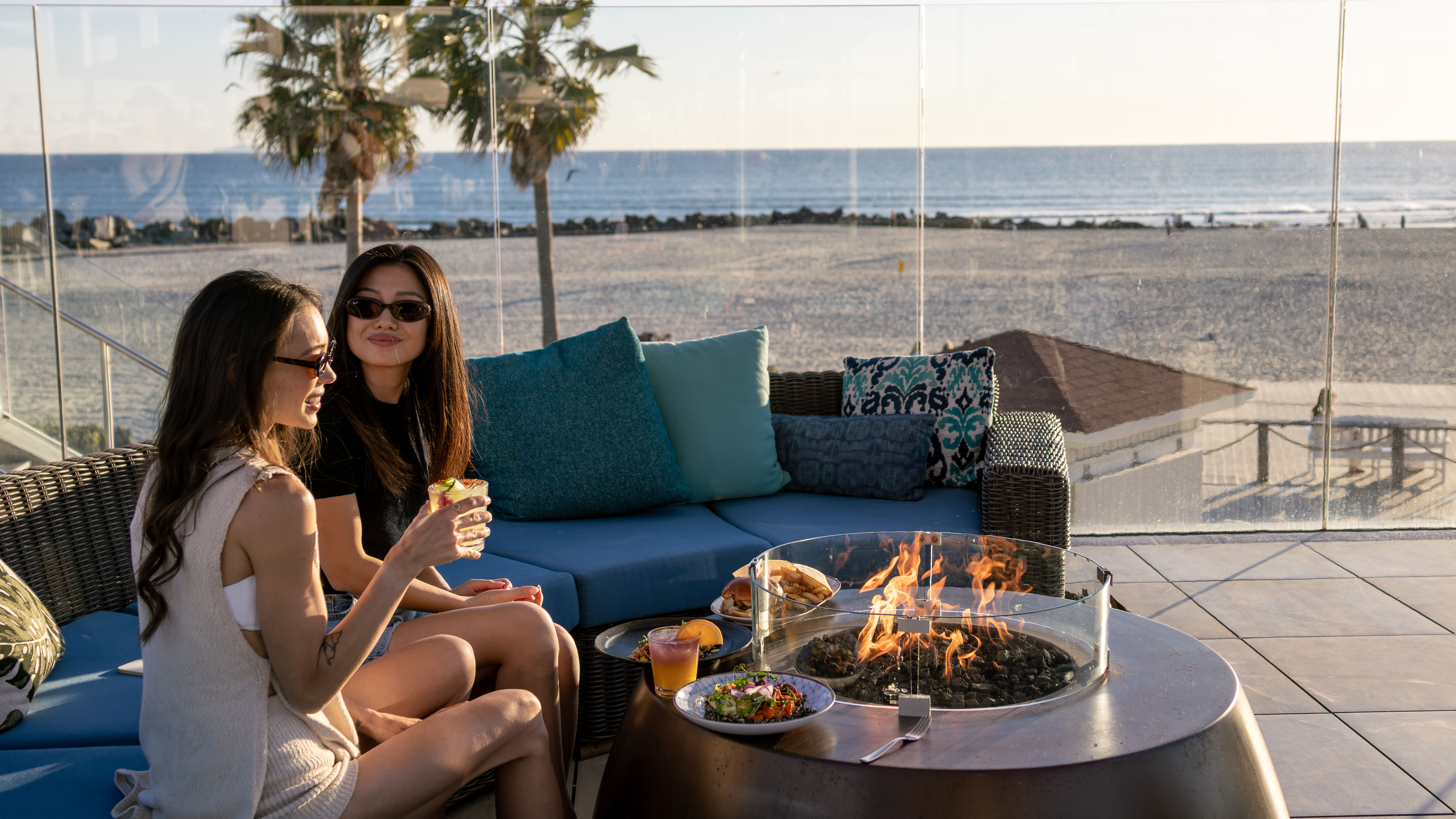 Zwei Damen speisen im Restaurant "Sun Deck" mit Blick auf den Strand